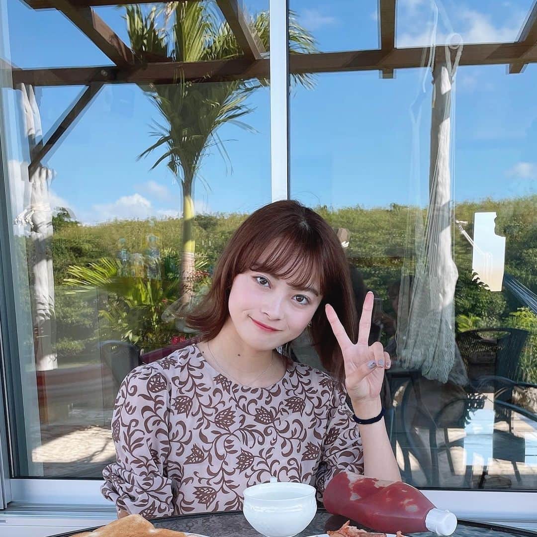 中塚美緒のインスタグラム：「先月、友人達とまたまた宮古島旅行へ🌺🌴  朝はみんなで朝食を作ったり、夜はお庭で星空を眺めながら飲んだりして本っ当に楽しかったな〜🥺💗  最終日に近づくと寂しくなって、その場で次の予定立てちゃうのもあるあるだよね🤣  このセットアップは今年の11月に買ったもの🙆‍♀️ 袖とベルトの部分がベロアになっててとっても可愛い🥺 冬向けのセットアップで生地もしっかりしてるから、東京に帰ってきてからも愛用してるよ〜☺️  #ケチャップの存在感笑 #2枚目どこ見てるの  #撮影時のみマスクを外しています」