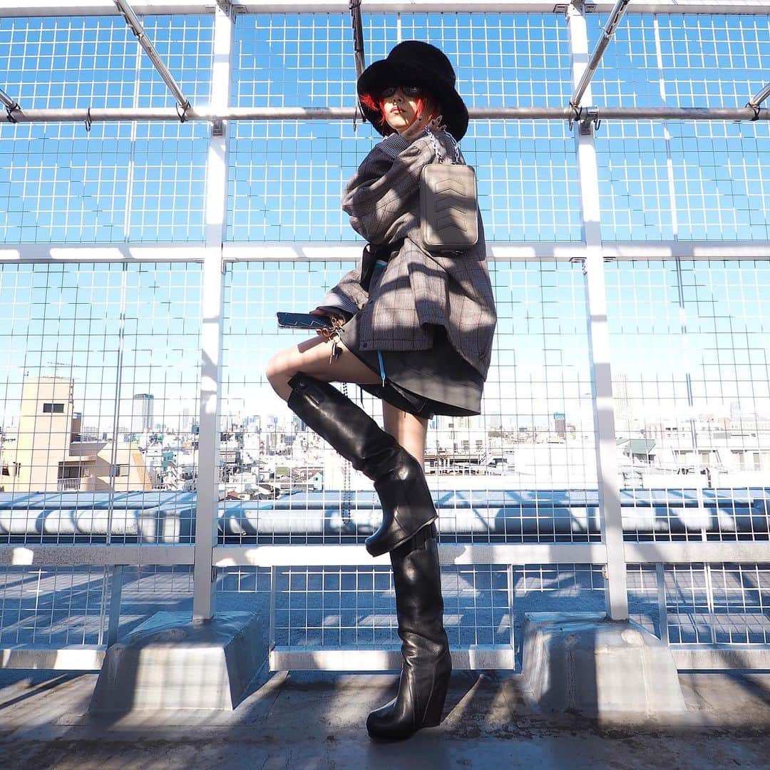 si ouxのインスタグラム：「グレーいいよね﻿〜 ﻿ #きょうの太陽浴﻿ ﻿ bag #nerdunit @nerdunit #pr﻿ jkr #muze_tokyo ﻿ sweat #muze_tokyo x #upaborn﻿ shoes #rickowens ﻿ hat #wcj ﻿ mask, mask chain #upaborn ﻿ ﻿ ﻿ ﻿ ﻿ ﻿ #selfportrait #自撮り #セルフポートレート #olympus #epl7 #olympuspen #olympusepl7 #mzuikodigitaled9_18mm #selfie #selfies #redhair #redhaircolor #redhaired #赤髪 #レッドヘアー」