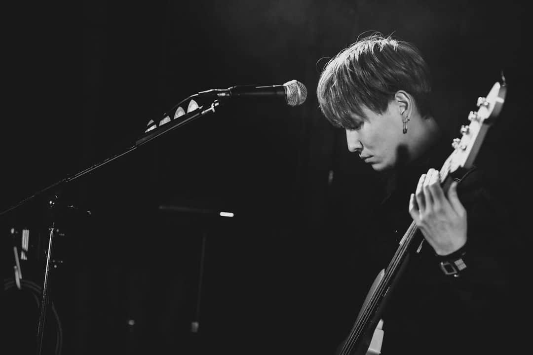 のインスタグラム：「今日は人とよく会う日。 偶然って嬉しい。  photo by @t_s_p_1988  #Bentham #bass #bassist #bassplayer #freedomcgr」