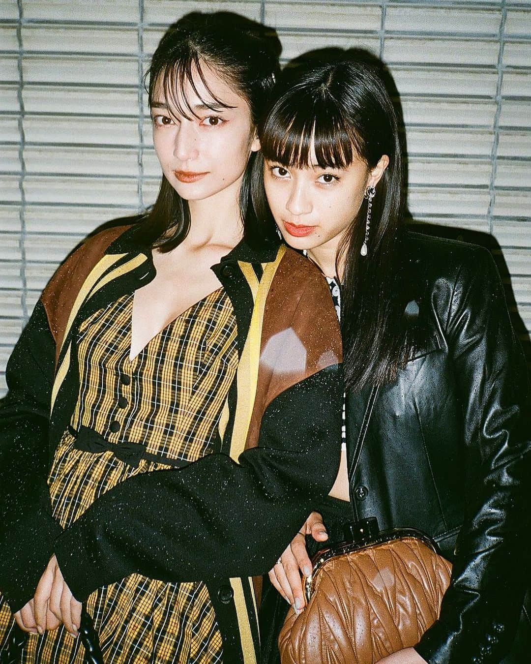 Cazumaxのインスタグラム：「まなくる？くるまな？ #miumiu #contaxt2」