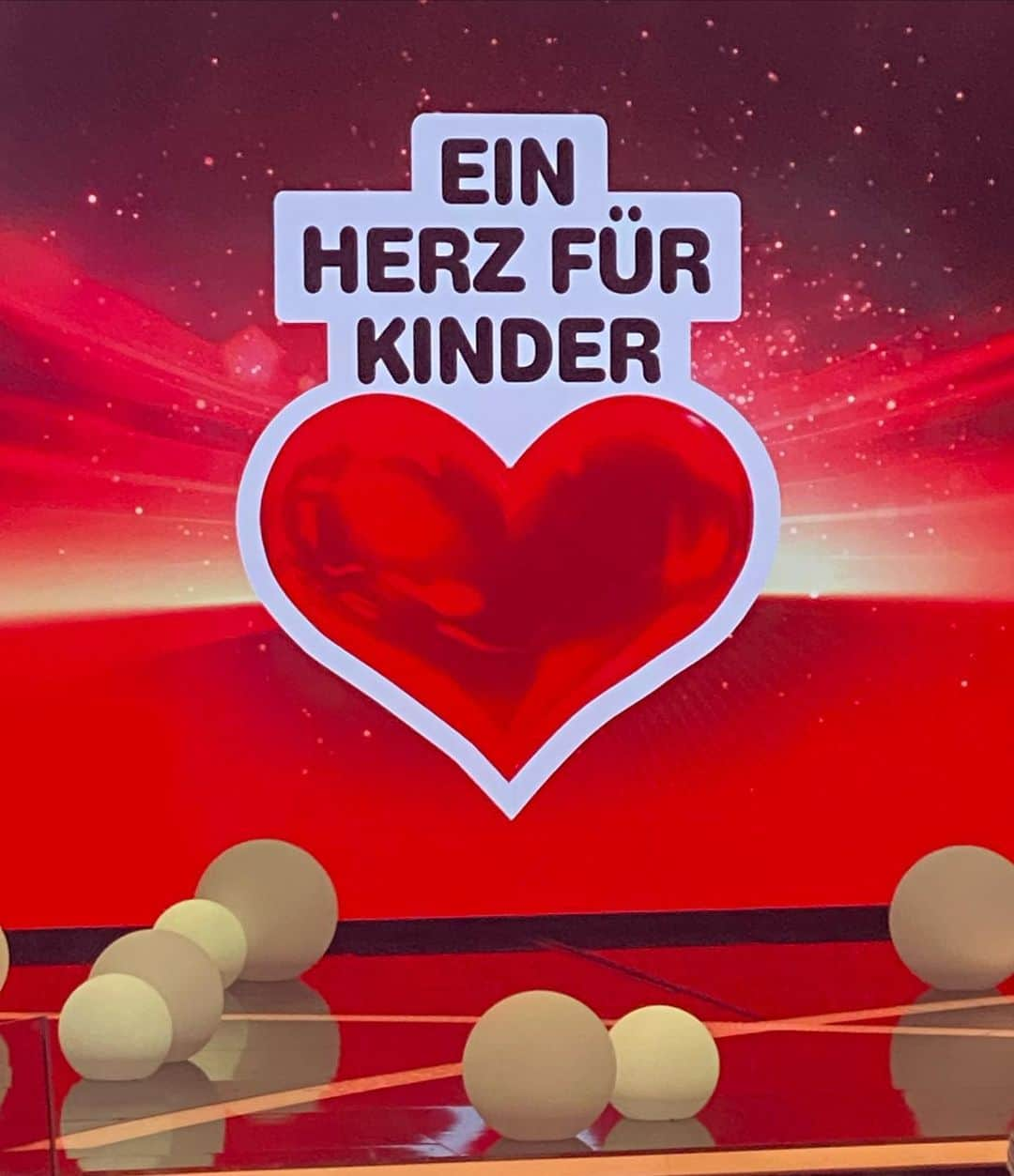 ローマン・ヴァイデンフェラーさんのインスタグラム写真 - (ローマン・ヴァイデンフェラーInstagram)「Als Kind war ich glücklich mit meinem @einherzfuerkinder Aufkleber auf meinem Kleiderschrank im Kinderzimmer, heute bin ich stolz mitwirken zu dürfen, um Kinder zu unterstützen. Vielen Dank für die Einladung zur Gala & mein herzlicher Dank gilt den Spendern für das tolle Ergebnis! ❤️ #EinHerzFürKinder @einherzfuerkinder @bild @julianreichelt @willematell @jbk @placetob」12月7日 20時20分 - romanweidenfeller