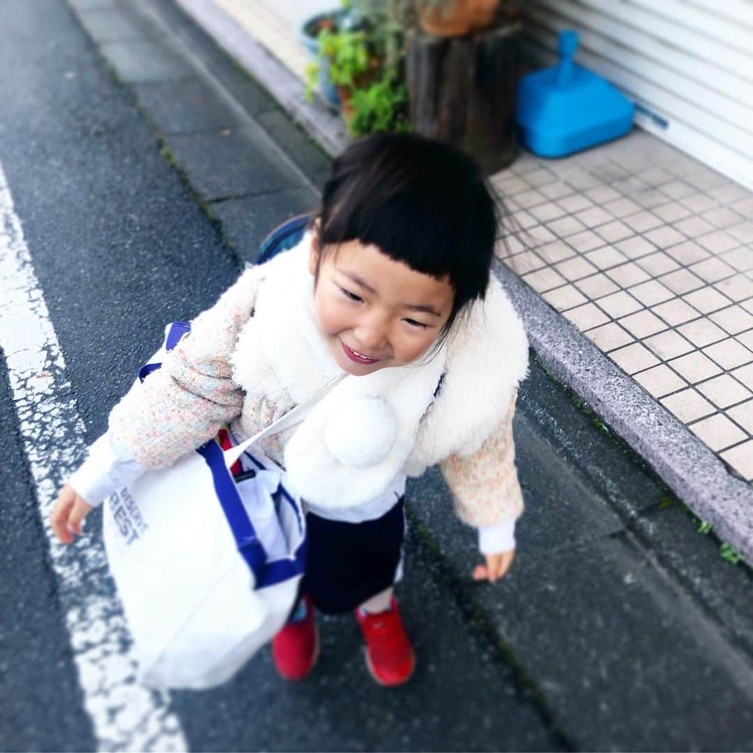 のインスタグラム：「月曜日の登園は娘の荷物が沢山なので抱っこはなし！！🙅‍♂️ とお互いのルールだけど  最近寒くなってきて、抱っこ欲が強まってる娘は  「あ！分かった！ハレちゃんが荷物持ってあげるから抱っこして〜❤️」と。  重たい荷物抱えて飛びついてくるけど  あのね、それ全く意味ないんやで（笑）  でも、なんか可愛いから許す〜（笑）  というわけで荷物抱えてさらに重たくなった娘を、今朝も半分だけ抱っこでの登園。  日に日に大きくなってく娘を抱っこするのはかなりの重労働だけど😅  抱っこ出来るのも、あと僅かな時間なんだろうなーと思うと 頬合わせて歩く時間は、かけがえのない時間だね✨  めっちゃ重たいけど（笑）  #娘4歳6ヶ月#娘15キロ」