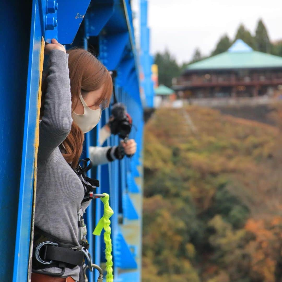 もえりんさんのインスタグラム写真 - (もえりんInstagram)「人生初のバンジージャンプ。 飛ぶ前の表情から緊張が伝わると思います😭 2枚目は下見ちゃって「やらかした…」 って思ってます（笑）  あと飛んでる姿が想像以上にスーパーマン！笑 怖すぎて手を握りしめてました✊🏻  ぜひ映像で見てください🌱」12月7日 20時25分 - moerinch