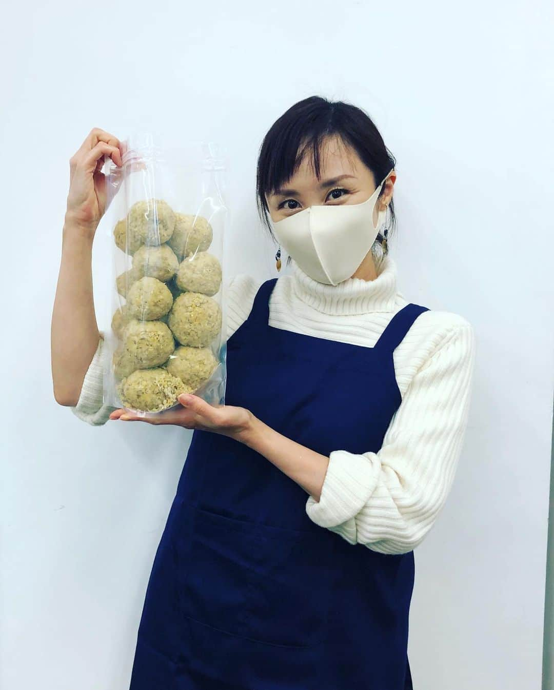 山口もえさんのインスタグラム写真 - (山口もえInstagram)「ひよこ豆の味噌を仕込みました💕  蒸したひよこ豆をていねいに潰し 塩きり麦麹を加えて混ぜ合わせ 味噌玉を作って・・・ そのあとほうろうに移し 空気を抜いてラップして 塩を載せて蓋をしておしまい！！ おやしゅみなさぁい💤🎥笑  あとは発酵して美味しくなるのを 待つだけです👍 同じ材料を使ってもそれぞれ作った人の味に なるっていうのがまたおもしろい！！ 甘かったりフルーティだったり パンチがあったり・・・笑 さてどんな味になるのかな♡  #マルカワみそ#味噌作り #発酵食品#おうちごはん #ママ友#ソーシャルディスタンス で集まったよ😊 #朝一杯のお味噌汁はとっても良いらしい❣️ #わが家にそんな優雅な朝はないけれど#笑 #だって#朝はバッタバタですもの🤣💦」12月7日 20時25分 - moe_yamaguchi0611