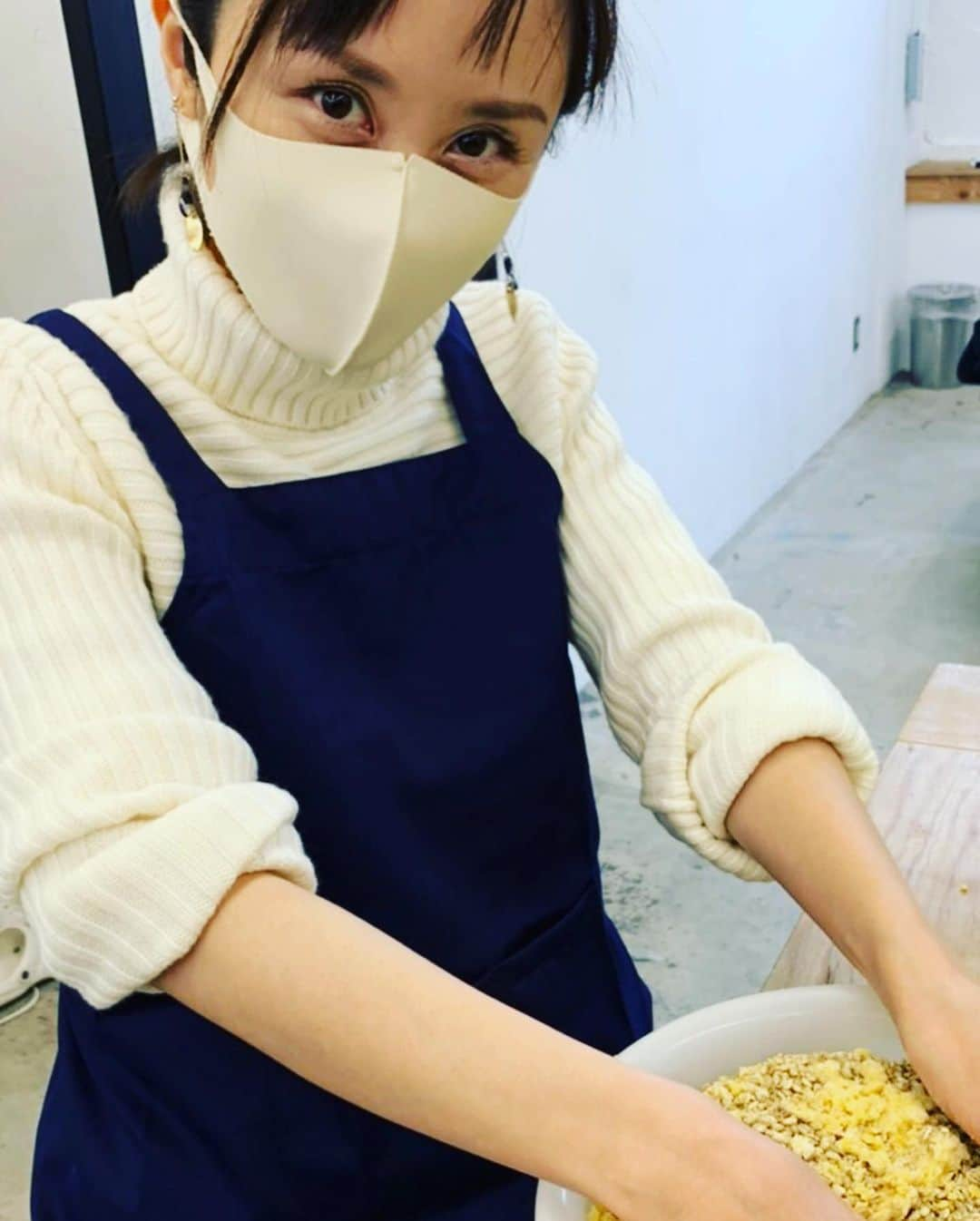 山口もえさんのインスタグラム写真 - (山口もえInstagram)「ひよこ豆の味噌を仕込みました💕  蒸したひよこ豆をていねいに潰し 塩きり麦麹を加えて混ぜ合わせ 味噌玉を作って・・・ そのあとほうろうに移し 空気を抜いてラップして 塩を載せて蓋をしておしまい！！ おやしゅみなさぁい💤🎥笑  あとは発酵して美味しくなるのを 待つだけです👍 同じ材料を使ってもそれぞれ作った人の味に なるっていうのがまたおもしろい！！ 甘かったりフルーティだったり パンチがあったり・・・笑 さてどんな味になるのかな♡  #マルカワみそ#味噌作り #発酵食品#おうちごはん #ママ友#ソーシャルディスタンス で集まったよ😊 #朝一杯のお味噌汁はとっても良いらしい❣️ #わが家にそんな優雅な朝はないけれど#笑 #だって#朝はバッタバタですもの🤣💦」12月7日 20時25分 - moe_yamaguchi0611