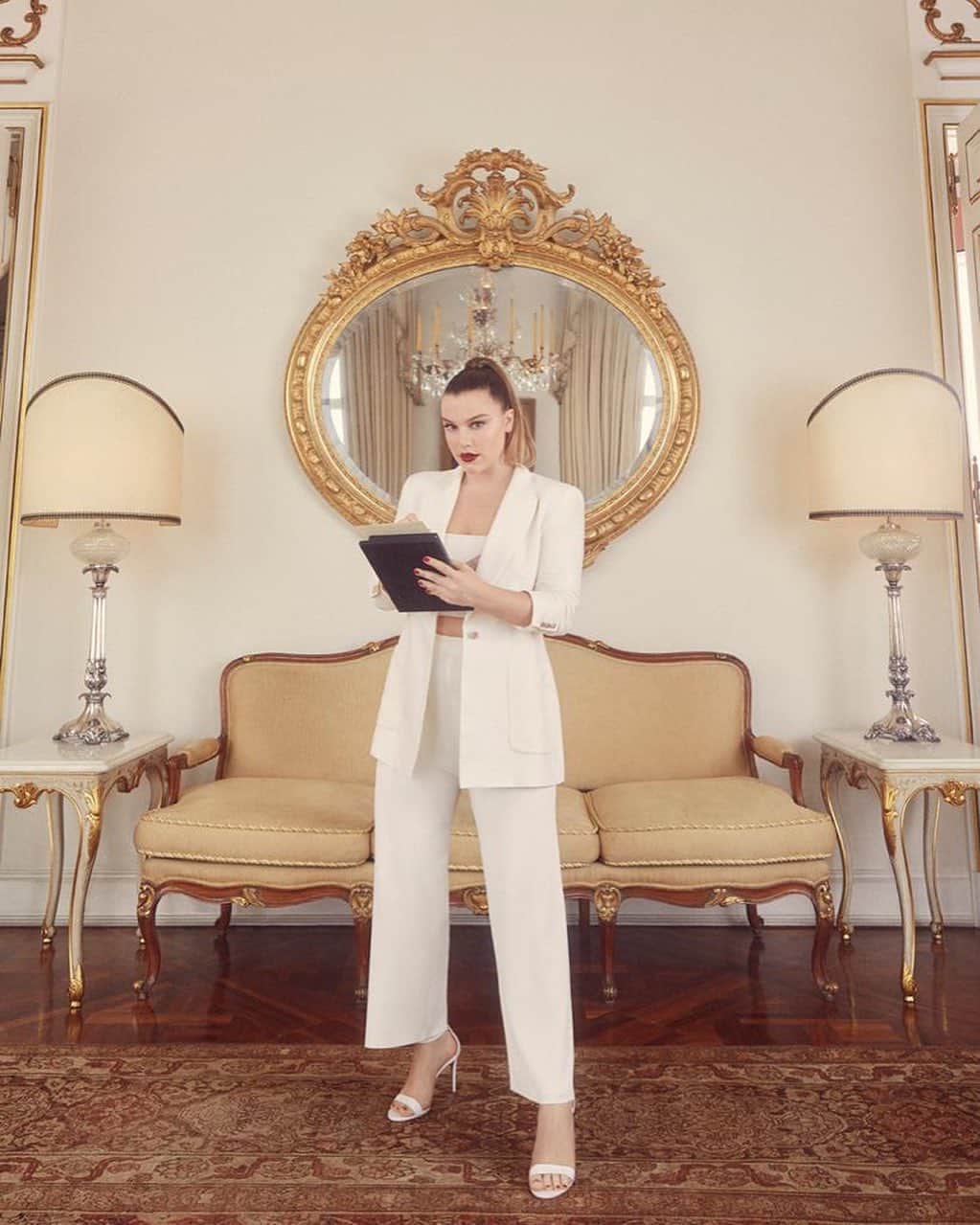 Alice Wegmannのインスタグラム：「o Natal se aproxima de uma forma diferente esse ano.... talvez não seja com toda família ou amigos por perto, mas mesmo assim é Natal. é época de reflexão, tempo em que paramos para DESEJAR dias melhores, bons sentimentos para aqueles que amamos. pare um tempinho para escrever ou mandar uma mensagem a alguém que importa. nesse Natal, os melhores desejos vêm acompanhados de presentes incríveis. o que você gostaria de desejar? em breve te conto mais :) #NatalDeseja」