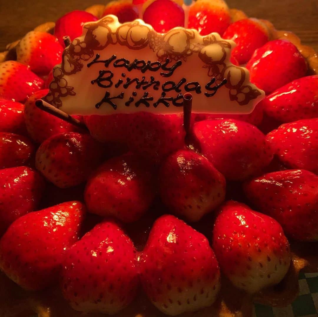 kikkoのインスタグラム：「ひとつ歳をとりました🎂  大きな声で言えない歳になりましたが😆 強く優しく美しく生きていきたい✨  明日からレッスン始まります。 どうぞ宜しくお願い致します。 気をつけて来てね〜🥰」