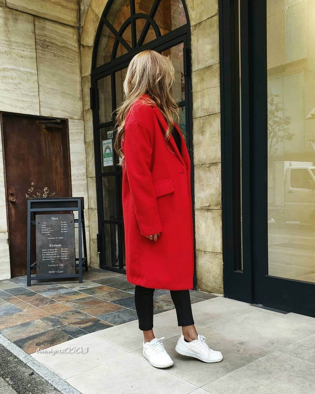 𝑵𝒐𝒓𝒊のインスタグラム：「. . . . ずぅっっっっと前から欲しかったの👉👈 赤いコート♥♥♥ やっと、お値段と生地感と 着た時のシルエットが 理想と合致する物に出会えた😍 . . . . 待ち合わせの時、すぐ気付かれたw とりあえず目立つらしい🤣w でもやっぱめっちゃ可愛い😍❤ #自己満 #笑. . . . 外人さんが着てるの見て めっちゃ欲しいと思って ずっと探し求めてた❤ めっちゃ大満足のお買い物🤭 . . . . この時、クリスマス待ちきれない人みたいだね🤣 って話しながらだったから 顔見えてないけどめっちゃ笑ってるのw . . . . 📷𝚆𝚎𝚍, 𝙳𝚎𝚌𝚎𝚖𝚋𝚎𝚛 𝟶𝟸, 𝟸𝟶𝟸𝟶 #fashion #coordinate #outfit #winter  #style #instafashion #fashionstyle  #休日 #コーデ #コーディネート #ファッション #プチプラコーデ #海外ファッション #外国人風 #赤 #コート #お気に入り #プチプラ #大人女子 #大人カジュアル #冬コーデ #スニーカー #ナイキ #スニーカー女子 #スナップミー #東京 #吉祥寺 #カフェ巡り」