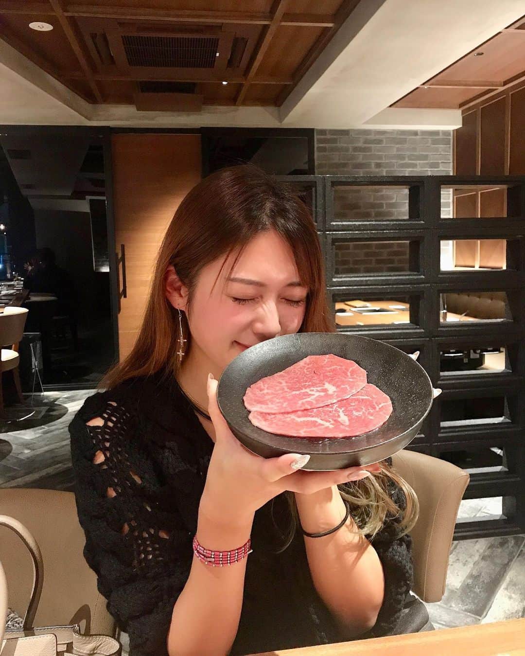ISHIIYUKIKOさんのインスタグラム写真 - (ISHIIYUKIKOInstagram)「気づいたら一週間くらい更新してなかった😳😳 それだけ忙しいというのは良い事だよね♡  この前オープンしたばかりのうしごろ表参道店に行ってきました😘 @ushigoro_yakiniku   空腹で食べるお肉は格別だ😢美味しすぎる。  お肉の写真撮りすぎたのでまたお肉の写真は別日にアップします笑  前菜で既に美味しすぎてかなり満足させられた😍  週1で焼肉行ってる気がする笑   #女子会 #女子会ディナー #肉女子 #レストラン #表参道 #表参道グルメ #東京グルメ #ゴルフ #ゴルフ女子 #golf #うしごろ #ushigoro #ushigorobambina  #ushigorokan #焼肉」12月7日 20時30分 - ishii_yukiko