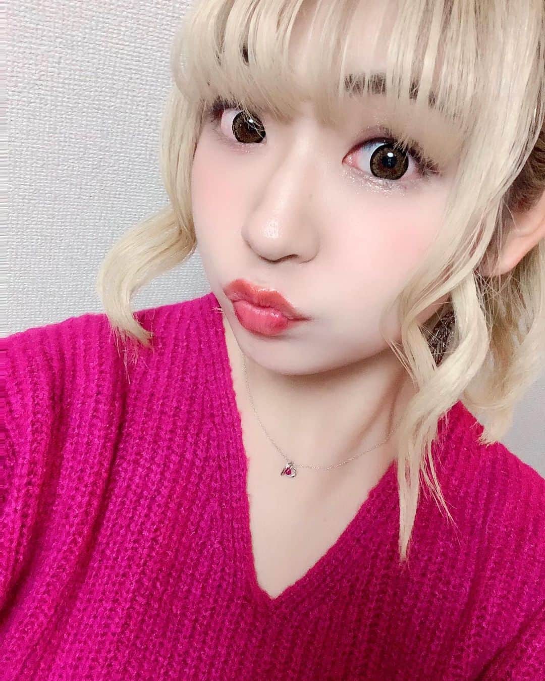 杉山弥紀佳さんのインスタグラム写真 - (杉山弥紀佳Instagram)「♡ . . ちと、セルフで 巻いてみただお🥰 . . どうかちらぁん😊？ふふふ . . . #われち語 #selfie #自撮り女子 #hairstyle #hairset #hairstyles #hairsetting #前髪アレンジ #巻き髪 #前髪 #ボブ女子 #金髪女子 #ヘアセット #haircolor #instahair #instafashion #instamakeup #ニット女子 #pink #セーター女子 #ニット #セーター #メイク好き #女子大生 #141 #instagood #followme #팔로우 #셀피 #셀스타그램」12月7日 20時30分 - sugiyamamikika0429