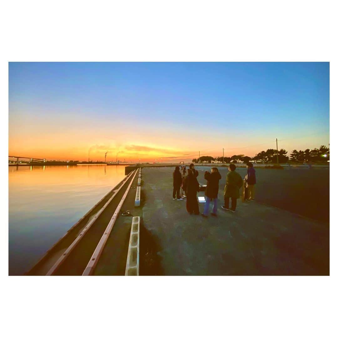 Caravanのインスタグラム：「2020.12.07  いつまでも  暮れそうで暮れない冬の夕陽。  チーム番場の皆さん  寒い中、撮影お疲れ様でした。」