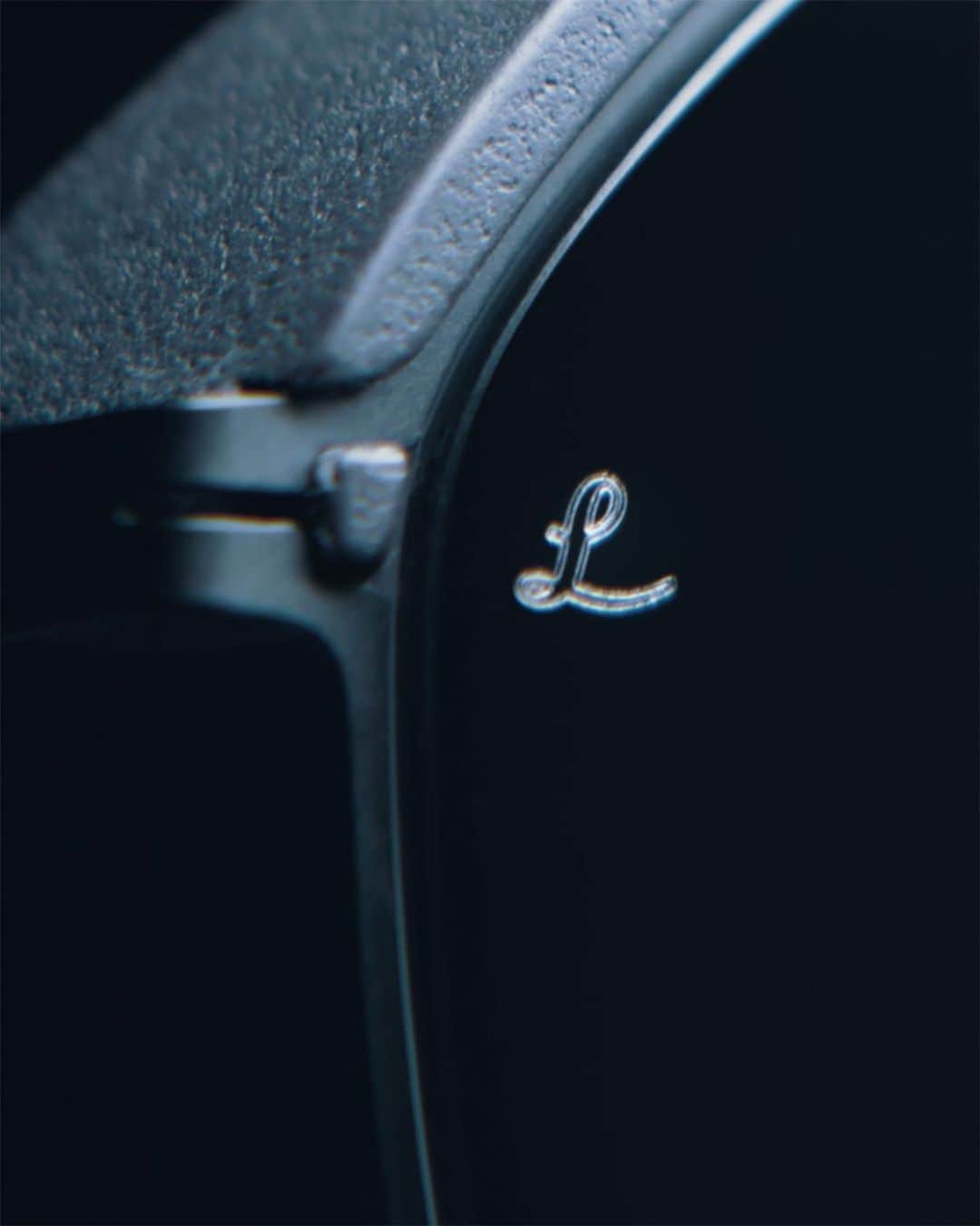 MYKITA SHOP TOKYOのインスタグラム：「MYKITA l LEICA – Optical precision. German engineering.  クローズアップされたサングラス、ML01はハンドクラフトのステンレス素材と3Dプリンターで造られたMYLONのトップバーが融合したモデルです。 A close-up of sunglasses ML01 shows the seamless connection between handcrafted stainless steel and the MYLON top bar. __ #mykita #mykitaleica #leica #leicacamera #handcrafthightech #germanengineering #linkinbio」