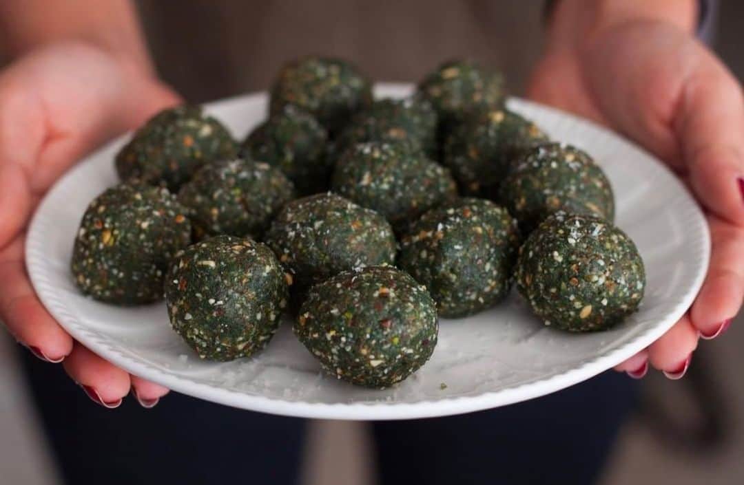 Archana's Kitchenさんのインスタグラム写真 - (Archana's KitchenInstagram)「Spirulina Protein Energy Balls with Ragi Recipe is a quick way to consume dry fruits in one bite. These energy bites have a good amount of ingredients that are bound together to make delicious sweet that can be had at any time of the day.  Get the recipe from the smart.bio link in my profile @archanaskitchen . . . . . . . . #recipes #easyrecipes #snacks #teatime #teatimesnacks #archanaskitchen #energyballs #spirulina #ragiballs #dryfruits #energyballsnacks #cheesecake #healthyeating #eatfit #cooking #food #healthyrecipes #foodphotography #recipeoftheday #comfortfood #deliciousfood #monsoonsnacks」12月7日 20時35分 - archanaskitchen