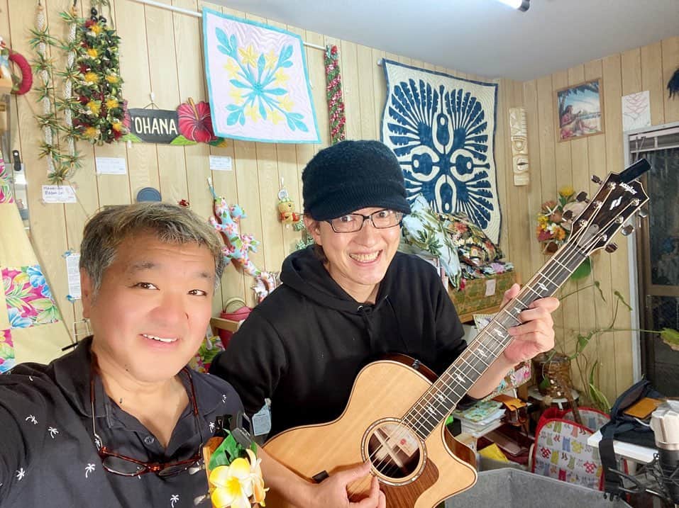 古本新乃輔のインスタグラム：「昨日の 『ツイキャス de Wパパ トーク＆LIVE』  ご視聴下さいました皆様、 誠にありがとうございました。 m(_ _)m  まだ観れてない方々。 アーカイブってのがあるんです。  まだまだ観れます。 是非とも観てみてやって下さいまし。 ！m(_ _)m！ https://twitcasting.tv/shinnosu1969/shopcart/38038  ーーーーーーーーーーー  そして間もなく21時から、 コチラの販売が始まります！ ↓ 性懲りも無く しんのす家がまたまたやっちゃいま〜す！  12月18日(金) 21時から、 オンラインアプリ『ZOOM』を使っての しんのす家 オンライン呑み会！  毎(土)恒例の生配信よりも内容を濃くして！ ディープな裏話や、ここだけの話、 皆さんでワイワイガヤガヤしちゃいましょう！  ご予約はコチラ！ ↓ 復活！12月18日(金) しんのす家 オンライン呑み会 ２！ https://gsfr3.app.goo.gl/pkEFFj  URLをチェックされたい方は、 プロフィール欄のリンクツリーからブログにジャンプ！ ！m(_ _)m！」