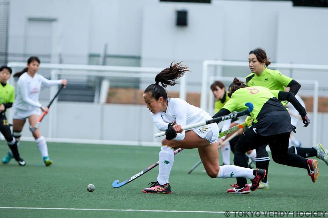 及川栞さんのインスタグラム写真 - (及川栞Instagram)「. Action☄️💥💥🏑 @verdy_hockey💚🤍  📸 @saito.takehiro   #tokyoverdy#hockey#hardwork#skills#backhand#shoot#uknou#descente#teamjdh#asics#asicsjapan#doron#activital#beachbody#spocolla#kanro#happinet#shihorioikawa#3#goalornogoal」12月7日 20時38分 - shihori.3