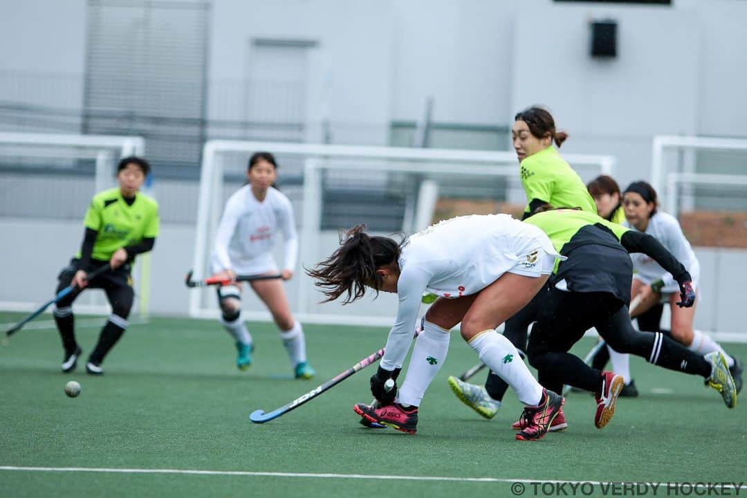 及川栞さんのインスタグラム写真 - (及川栞Instagram)「. Action☄️💥💥🏑 @verdy_hockey💚🤍  📸 @saito.takehiro   #tokyoverdy#hockey#hardwork#skills#backhand#shoot#uknou#descente#teamjdh#asics#asicsjapan#doron#activital#beachbody#spocolla#kanro#happinet#shihorioikawa#3#goalornogoal」12月7日 20時38分 - shihori.3