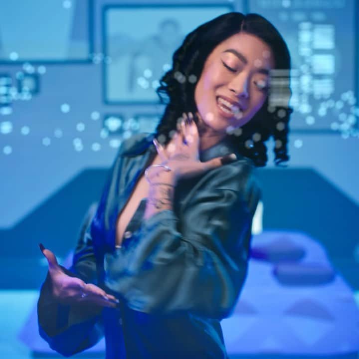 リナ・サワヤマのインスタグラム：「💙🌟LUCID🌟💙 EXTENDED REALITY video out now !!!!! TAG ME in your stories if u watch it !!!! (link in stories!!)  ALSO out now: the Behind the Scenes video where we go in-depth about the technology we used (its soooo cool!!) !!!   #RinaLucid」