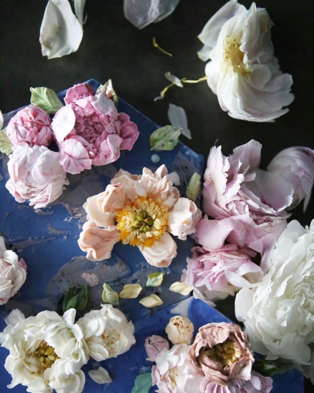 청담 수케이크 (atelier soo)さんのインスタグラム写真 - (청담 수케이크 (atelier soo)Instagram)「ㅡ 미완성. 플라워케이크에왜빠져들게되는지 이사진으로조금설명이될까. 꽃하나올리고가슴이많이무너진다. ㅡ #내년부터는미완성도사진에담아보기.다짐.  #flower #cake #flowercake #partycake #birthday #weddingcake #buttercreamcake #buttercream ㅡ www.soocake.com vkscl_energy@naver.com」12月7日 20時41分 - soocake_ully