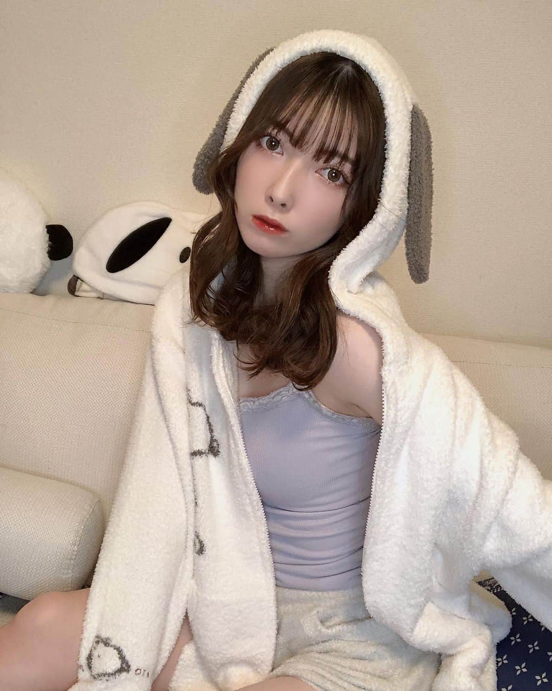 日下部美愛のインスタグラム：「はい！こちらあざとい写真です！ 好きだよね？  #スヌーピー #スヌーピーコーデ #snoopy #ジェラートピケ #ジェラピケ #ジェラピケスヌーピー #gelatopique #部屋着 #部屋着女子 #ルームウェア #女子力 #もこもこパジャマ #selfie」