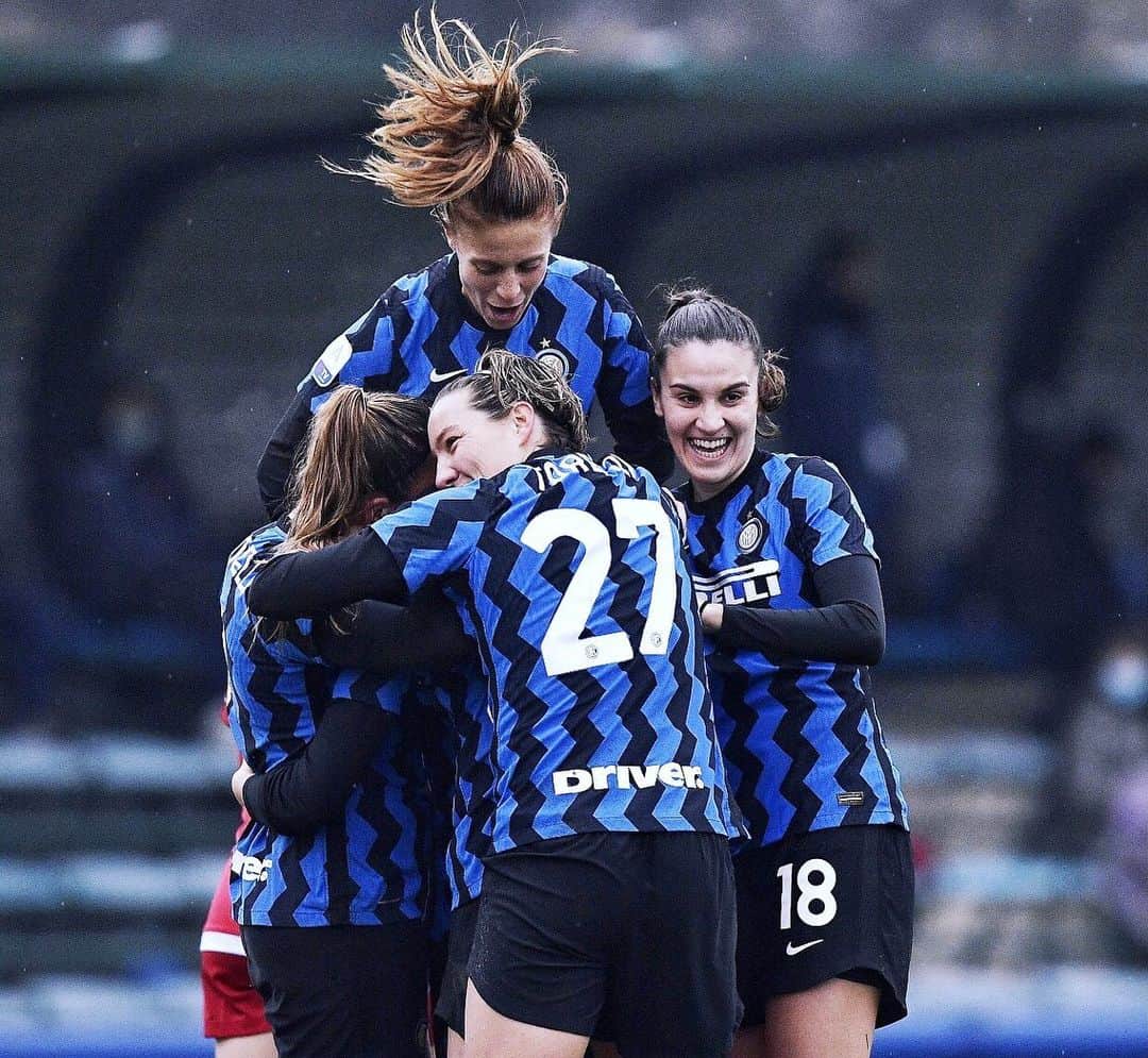 インテルナツィオナーレ・ミラノさんのインスタグラム写真 - (インテルナツィオナーレ・ミラノInstagram)「WIN WIN WIN ✅✅ Another victory for Inter Women: 2-0 against San Marino Academy thanks to Catelli's first goal for the Nerazzurri and a finish from Tarenzi!」12月7日 20時46分 - inter