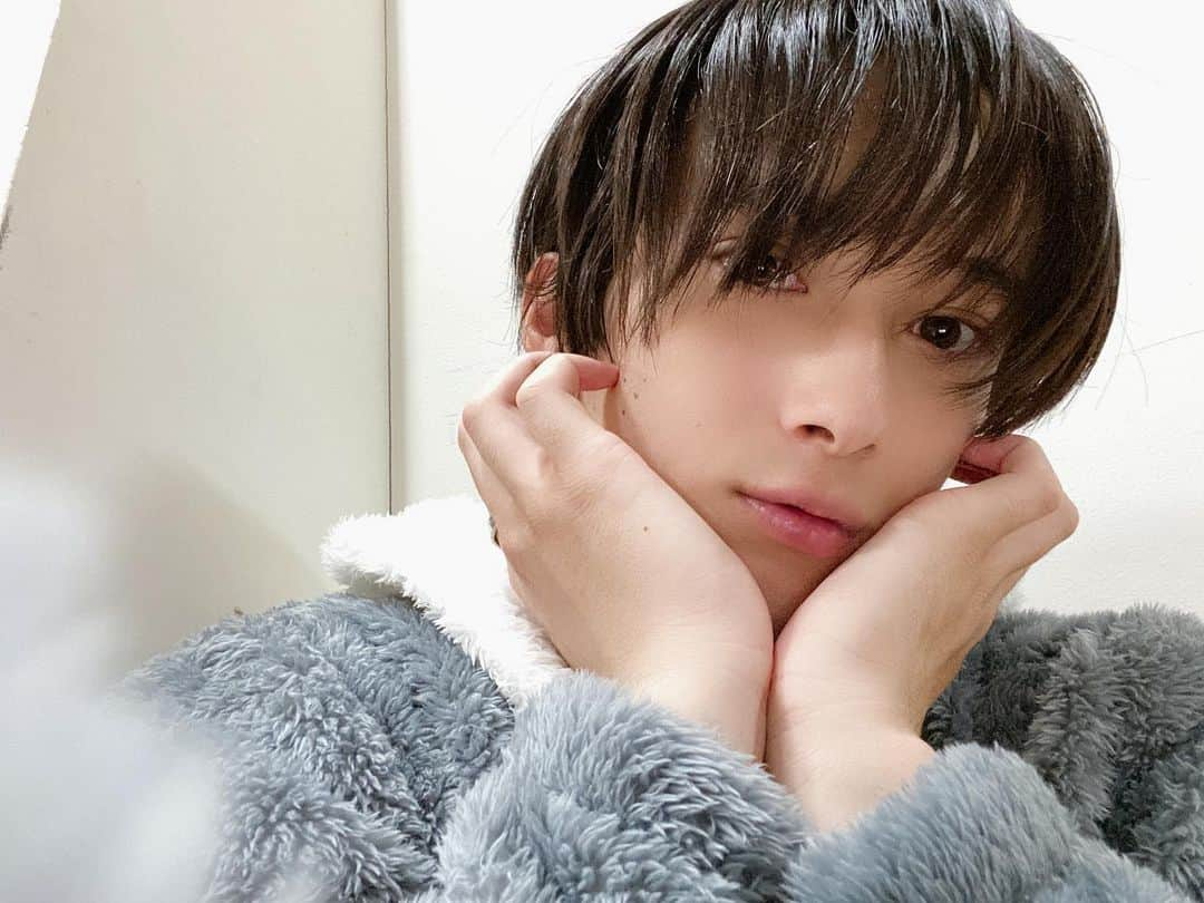 中村昌樹のインスタグラム：「. さむみ🥶🥶🥶 12月のベッドから出る方法教えて🥺 . #12月 #冬 #winter #寒み #もこもこパジャマ」