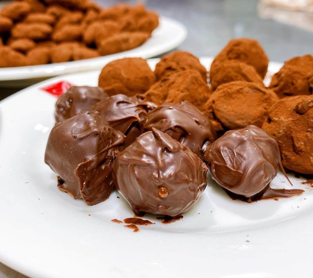 赤堀製菓専門学校さんのインスタグラム写真 - (赤堀製菓専門学校Instagram)「.  ぐっと寒くなると チョコレートが食べたくなりませんか・・・？😌💓🍫  今日はアマンドショコラと トリュフショコラの授業がありました🙌  上手にチョコレートを テンパリングして、 とろけるガナッシュを包みこんで。  とろける美味しさのチョコレートがたくさんできました🤤🤤  #チョコレート#chocolate#アマンドショコラ#アーモンド#キャラメリゼ#ココア#トリュフ#冬#濃厚#とろける#口溶け#おいしい#幸せ#テンパリング#技術#カフェ#cafe#パティシエ#お菓子作り好きな人と繋がりたい」12月7日 20時46分 - akahoriseika