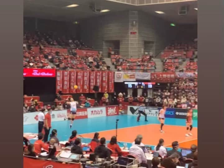 のインスタグラム：「【 #necレッドロケッツ 】HG🚀  今季のV league見に行けるラストでした🥺 HGはなんとこの日も2連勝🚀🚀  ◆私が見に行った試合は11年一緒にバレーした #田代佳奈美 ちゃんがいる #デンソーエアリービーズ とでした！ @densoairybees_official  @ka_._na   ◆試合後レッドの何人かと会えてもうパワーもらいまくりでした🔥  ◆そして一度はプレー一緒にしたかった今季からレッドに加入の #オズソイネリマン さんと話せてHappyでした💗 美人すぎて直視できませんでした🙈。 ※写真の時だけマスク外しています🙇‍♀️  ◆今週は @nec_gr_official 🏉もお客様の前でプレーさせていただきます🚀 インスタライブ配信も担当させていただきます💚！ 12月12日（土）12:45頃から配信🚀 ラグビーも楽しいですよ❤️💚 チケットぴあでもまだ🎫販売してます！ #柏の葉公園総合競技場 でお待ちしております❤️  @3hr_7umi1  @minami_13.1212  @sawadii10  @nec_rr_official   #vleague #necレッドロケッツ #necsports #バレーボール #バレーボール女子 #女子アスリート #ミズノ  #川崎市 #武蔵小杉 @asu__ka26 と一緒に行きました😘 #動画 #movie #photo #volleyball #ragby @neri_ozsoy_13 ❤️ #thanks」