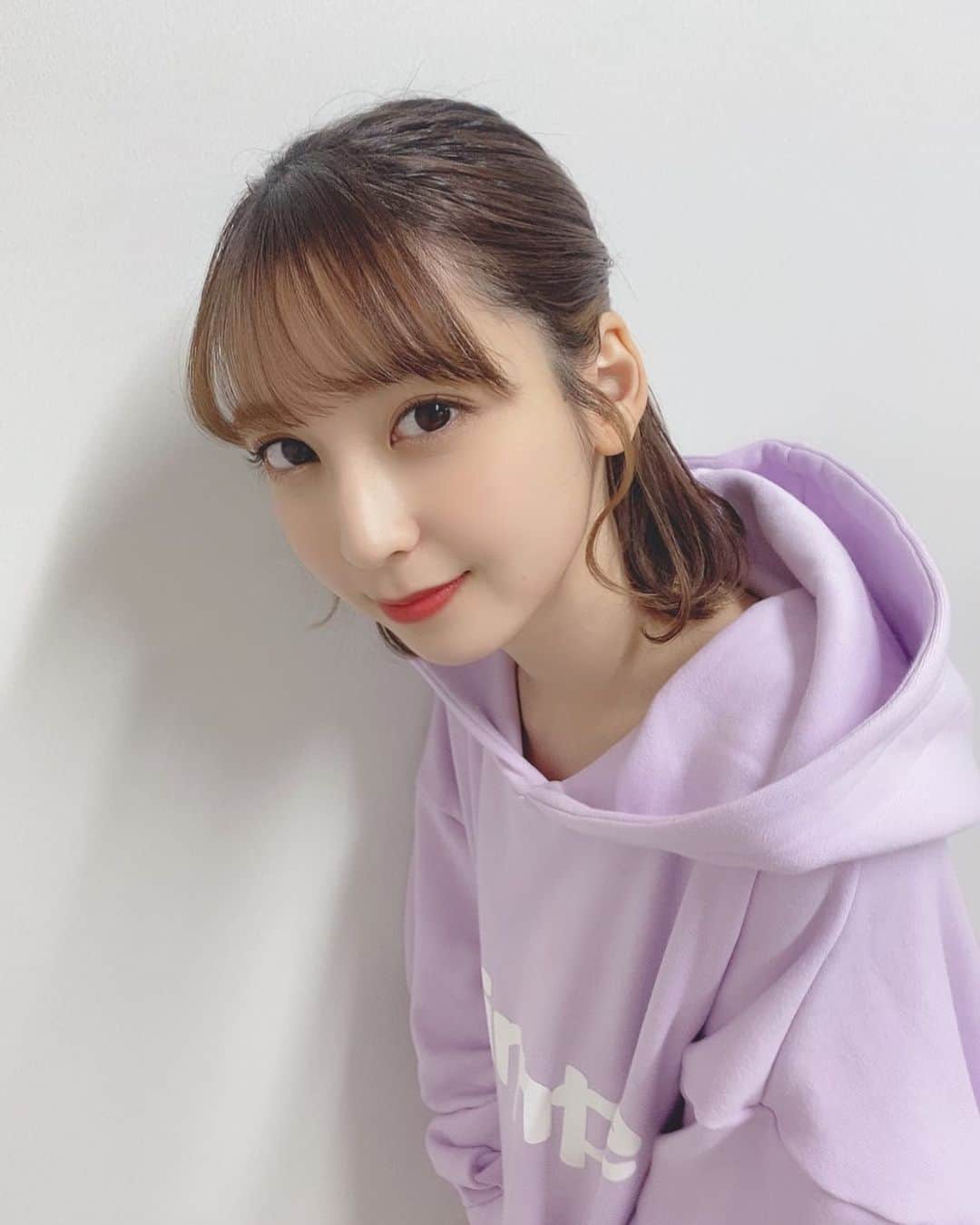 松岡菜摘のインスタグラム：「. . 珍しい髪型☺︎ . #パーカー #purple  #hairarrange #hairstyle」