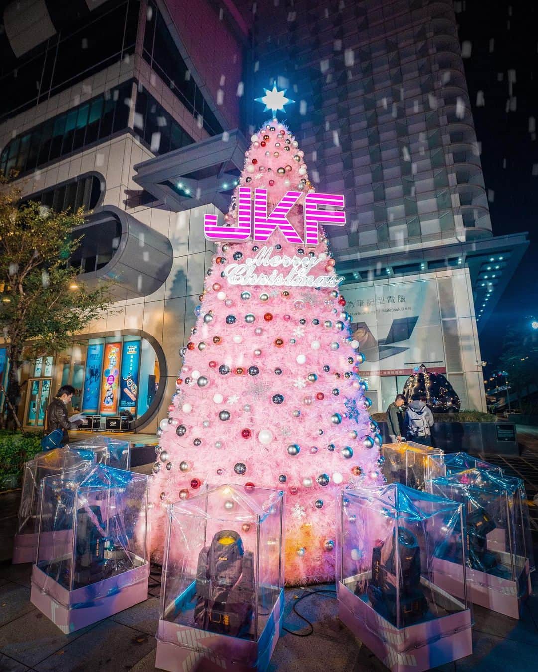 樂さんのインスタグラム写真 - (樂Instagram)「台北三創。JKF粉紅聖誕樹🎄❄️ 以往想到三創，一定是想到3C產品，是男生的購物天堂😂 不過今年聖誕節，這裡有棵全台唯一的粉紅夢幻JKF聖誕樹💗💗💗 粉紅的聖誕樹拍起來少女心噴發🤣 每天晚上8.9點會各有一場燈光秀，聖誕樹會一路展出到2021/01/06，台北的夜晚又多了個浪漫的聖誕景點✓ Tag朋友一起來拍照吧📷 With / @ir47363  - @jkftaipei  📍三創生活園區市民廣場 #JKF #超夢幻聖誕樹 #粉紅色 #聖誕節 #打卡景點」12月7日 20時55分 - ygt1016