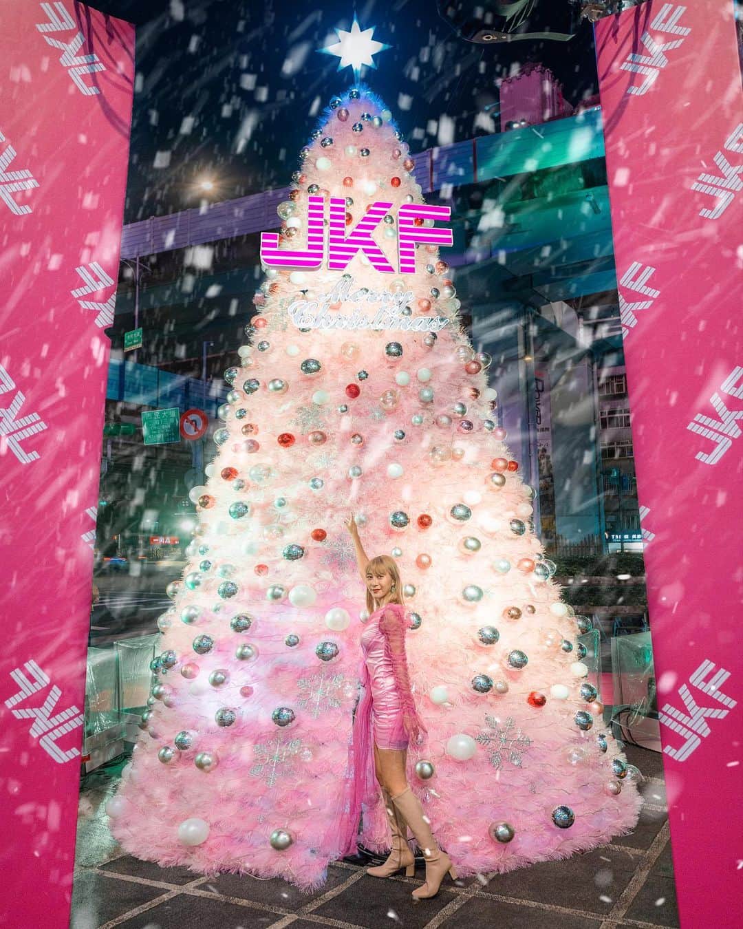 樂さんのインスタグラム写真 - (樂Instagram)「台北三創。JKF粉紅聖誕樹🎄❄️ 以往想到三創，一定是想到3C產品，是男生的購物天堂😂 不過今年聖誕節，這裡有棵全台唯一的粉紅夢幻JKF聖誕樹💗💗💗 粉紅的聖誕樹拍起來少女心噴發🤣 每天晚上8.9點會各有一場燈光秀，聖誕樹會一路展出到2021/01/06，台北的夜晚又多了個浪漫的聖誕景點✓ Tag朋友一起來拍照吧📷 With / @ir47363  - @jkftaipei  📍三創生活園區市民廣場 #JKF #超夢幻聖誕樹 #粉紅色 #聖誕節 #打卡景點」12月7日 20時55分 - ygt1016