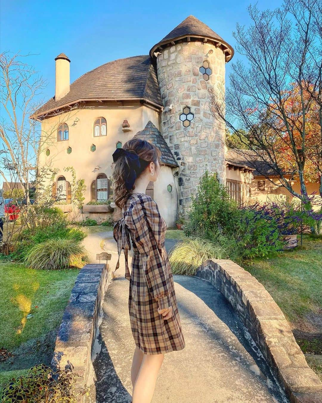 ちーちゃんさんのインスタグラム写真 - (ちーちゃんInstagram)「🐝 ・ ずっと気になってたお店 この前やっといけた〰︎🍯♡ ・ cafeは混みすぎて断念したけど 外観かわいすぎたな🥲 ・ ・ #さんぽ道#カフェ#カフェ巡り#映え#かふぇすたぐらむ#豊橋#豊川#豊川カフェ#豊橋カフェ#名古屋カフェ#カフェ活#名古屋ランチ#あいなご#ナゴレコ#ポニーテール#ヘアアレンジ#ワンピース#プチプラコーデ#チェックワンピース#プチプラファッション#低身長コーデ#デートコーデ#グレイル#cafe#nagoyacafe#nagoya」12月7日 20時56分 - ___c.chan__