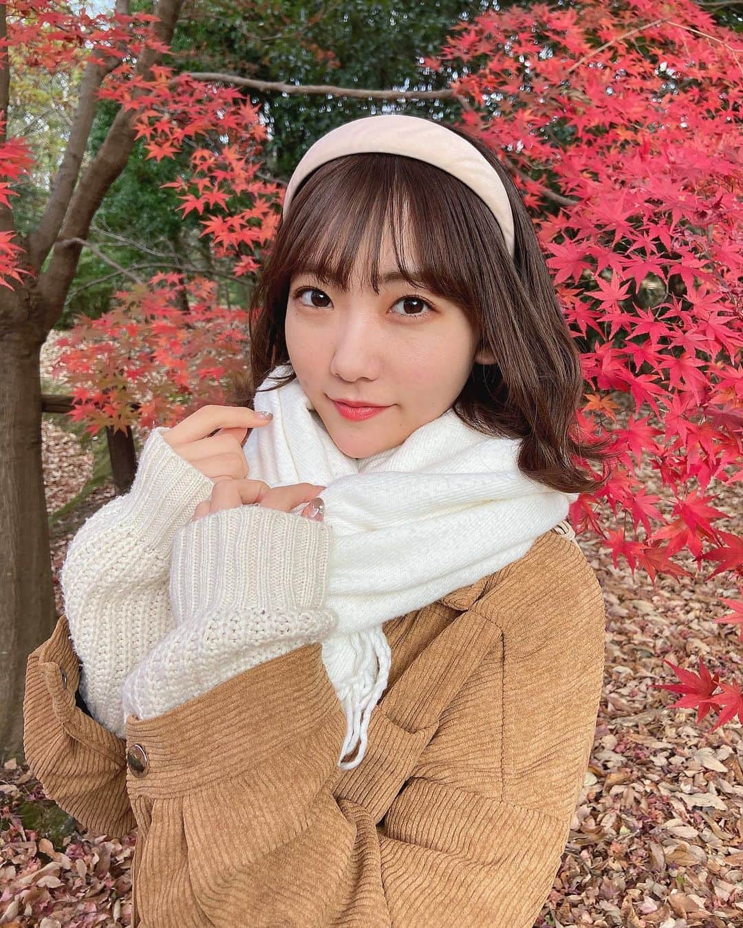 夏川愛実のインスタグラム：「﻿ ﻿ 来年こそは綺麗な紅葉とか﻿ 見に行ってみたい〜😌﻿🍁 ﻿ ﻿ #公園#紅葉#もみじ#太カチューシャ﻿ #外ハネ#ボブアレンジ#ベージュコーデ﻿ ﻿#マフラー#マフラー女子」