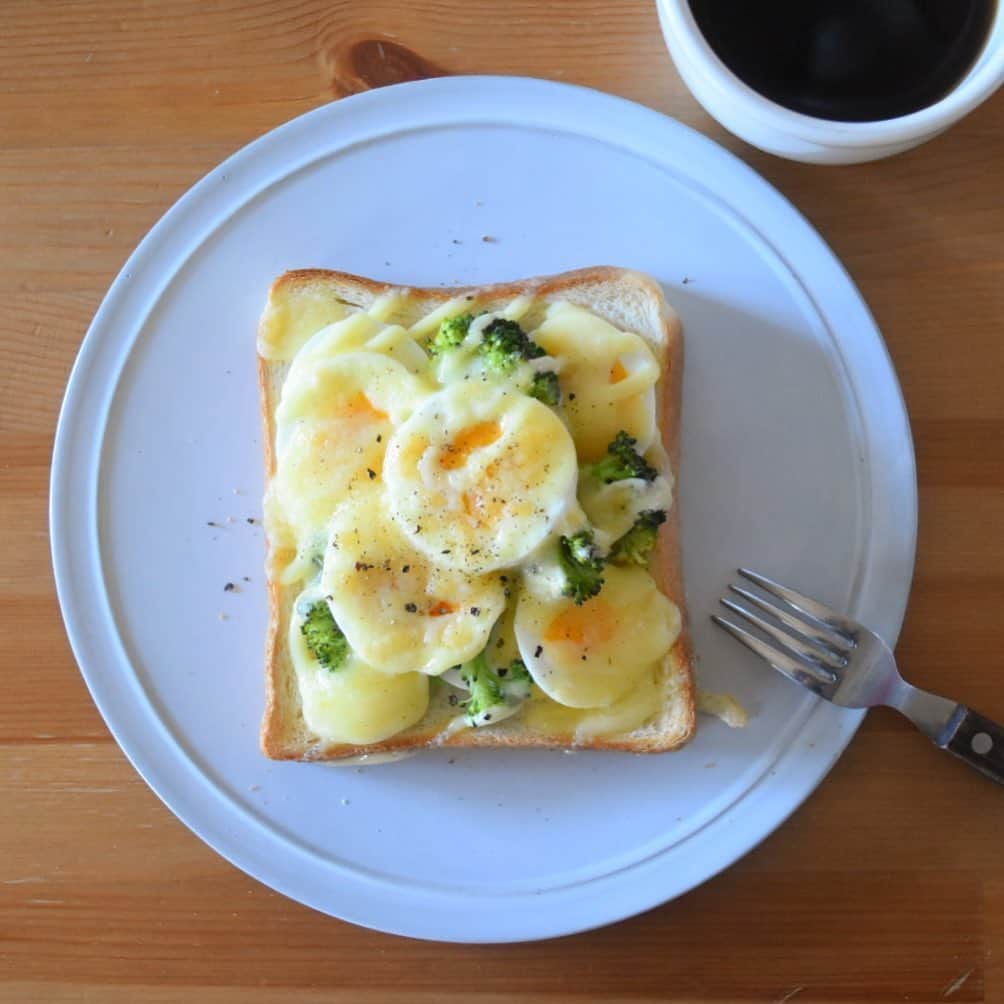 山崎佳のインスタグラム：「Today’s breakfast. ゆで卵、ブロッコリー、マヨ、チーズ。」