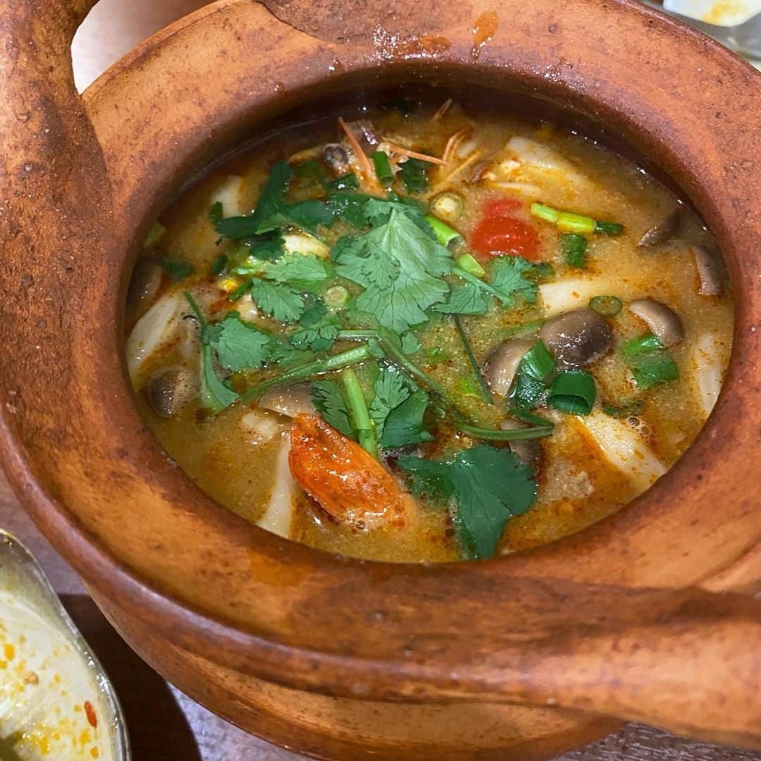 エダジュンさんのインスタグラム写真 - (エダジュンInstagram)「早い時間を狙ってタイ料理を腹パンまで、食べてきました（´-`）.｡o ・ タイ料理最高っ🇹🇭✨ ・ 噂通り、プーニムパッポンカリーが美味しくて、カオニャオをおかわりしたくらいでした🍚！ ・ ・ #タイ料理#thaifood  #パクチーボーイ#エダジュン」12月7日 20時59分 - edajun