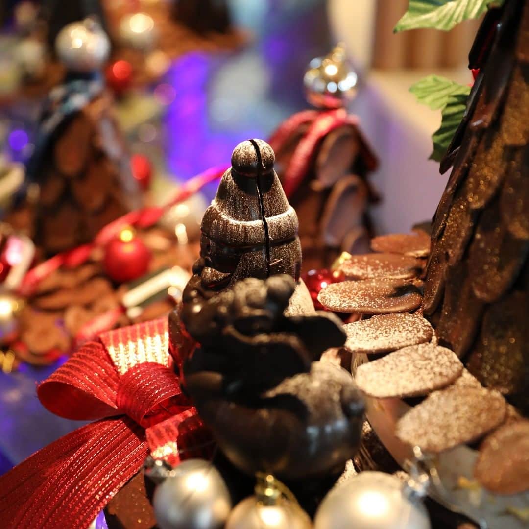 ANA.IC.MANZA.BEACH.RESORTさんのインスタグラム写真 - (ANA.IC.MANZA.BEACH.RESORTInstagram)「アクアベルの、クリスマスです。  Here's Christmas in Aqua Belle!  #madeofchocolate #xmastree🎄 #19日後 #19daystogo  #ANAインターコンチネンタル万座ビーチリゾート #万座ビーチ #インターコンチネンタル #InterContinentalANAManzaBeachResort  #ANAInterContinentalManzaBeachResort #ManzaBeach」12月7日 21時00分 - ana.ic.manza.beach.resort