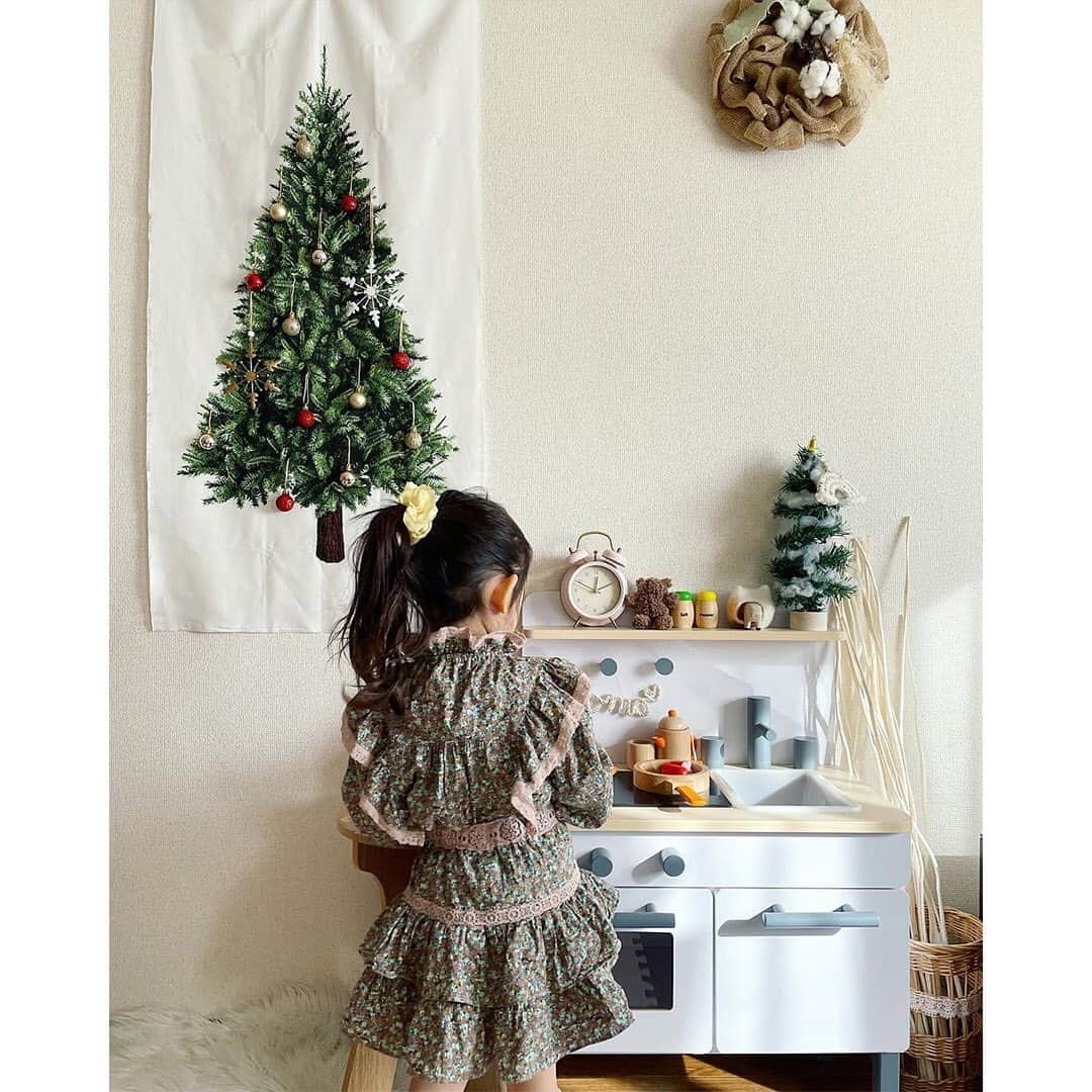 mamagirl ママガールさんのインスタグラム写真 - (mamagirl ママガールInstagram)「﻿ 子供部屋にもクリスマスツリーやポスターを飾ってクリスマス仕様に🎄﻿ ぱっと印象が変わってさらに素敵なお部屋に✨﻿ ﻿ @natsu_home さんのインテリアのポイントです✍️﻿ ・・・・・・・・・・・・・・・・・・・・・・﻿ インテリアのポイントは﻿ ホワイトとナチュラルウッドをベースに低めの家具で圧迫感が出ないようにしています¨̮♡︎﻿ ・・・・・・・・・・・・・・・・・・・・・・﻿ ﻿ photo by @natsu_home @mario_k_gram @kayapuni @otamaotama123 ﻿ 素敵なお写真をありがとうございます💕﻿ ﻿ 『ママガール』ではオシャレも子育ても楽しみたいママさんに向けて発信中✨﻿ ﻿ @mamagirl_jp や #mamagirl のタグ付けをして下さった投稿からも紹介しております。﻿ 是非、タグ付けやハッシュタグをつけて投稿してみてください🌷﻿ ﻿ ﻿ #クリスマス #クリスマス飾り #クリスマス準備 #クリスマスの準備 #クリスマス飾りつけ #おうちクリスマス #クリスマスツリー #クリスマスタペストリー #クリスマスツリータペストリー #タペストリー #子供部屋 #インテリア #キッズルーム #子供のいる暮らし #ベビールーム #キッズルームインテリア #こどものいる暮らし #あかちゃんのいる生活 #赤ちゃんのいる暮らし #新米ママ #プレママ #マタママ #子供部屋インテリア」12月7日 21時00分 - mamagirl_jp