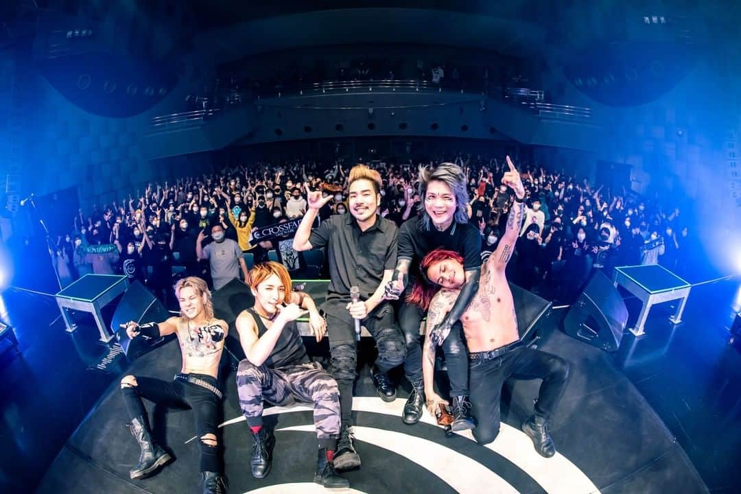 Crossfaithさんのインスタグラム写真 - (CrossfaithInstagram)「「JAPAN TOUR 2020 - SYNTHESIS -」大阪公演ありがとうございました！  Thanks everyone who joined last night! It was our last show of 2020 and we were so greatful to have a show in front of our fans, frinds and families! See you in 2021!  Photo by @takeshiyao」12月7日 21時00分 - crossfaithjapan