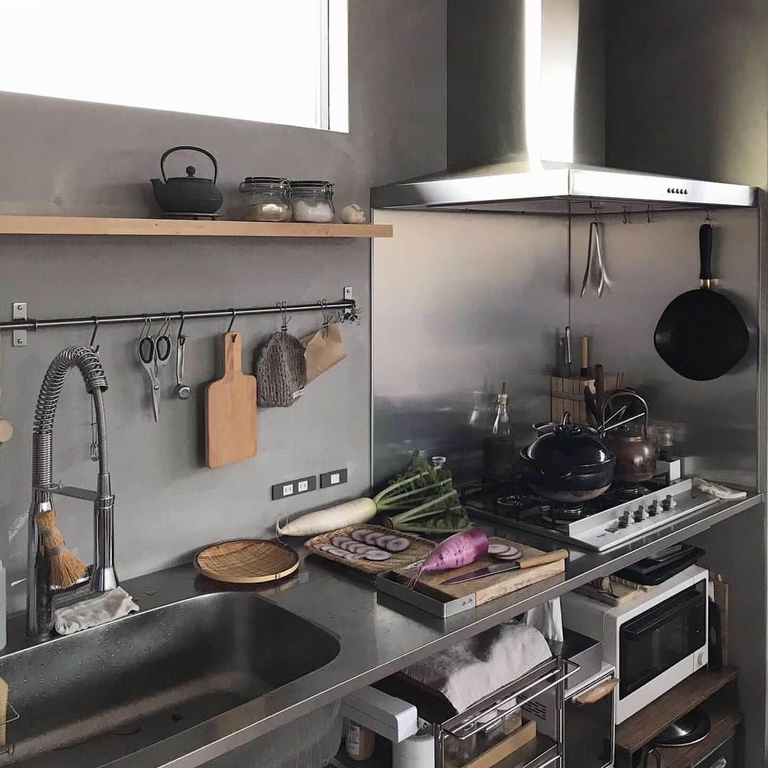ムクリ［mukuri］さんのインスタグラム写真 - (ムクリ［mukuri］Instagram)「「鮮やかな世界と、色味を抑えた静かな世界」夫婦の調和にこだわったおうちづくり。  最新のキッチンというよりも どこか"台所"と言いたくなるような、 そんなキッチンに憧れを抱く時ありませんか。  質感の異なるモノをうまく組み合わせた @qillilly さんのキッチンはまさにそれ。 シンプルなステンレスキッチンにアンティークの家具、 素材を感じる道具が並びます。  新鮮な野菜もより美味しく感じてしまう台所。 アンティーク家具とアクアリウムが同居する特別な空間。  インテリアの色彩は統一されシンプルな空間の中に、 どこか"生活感"があるおうち。 見ていて心地よい写真ばかり。  インテリアから日々の暮らしについてまで ご紹介していますので、ぜひご覧ください。  ▶ご紹介し記事 https://mukuri.themedia.jp/posts/7750247 「キッチン」のカテゴリーよりご覧いただけます。  #台所 #キッチン #キッチンインテリア #kitchen #おうち #暮らし #日々の暮らし #リビング #ダイニング #台所道具 #古いもの #台所仕事 #古道具 #アンティーク家具 #antique #水槽のある暮らし #マイホーム #注文住宅 #家づくり #シンプルインテリア #日常 #暮らしを楽しむ #丁寧な暮らし #ライフスタイル #シンプルライフ #暮らしの道具 #くらしの編集 #ムクリ」12月7日 21時00分 - mukuri_official