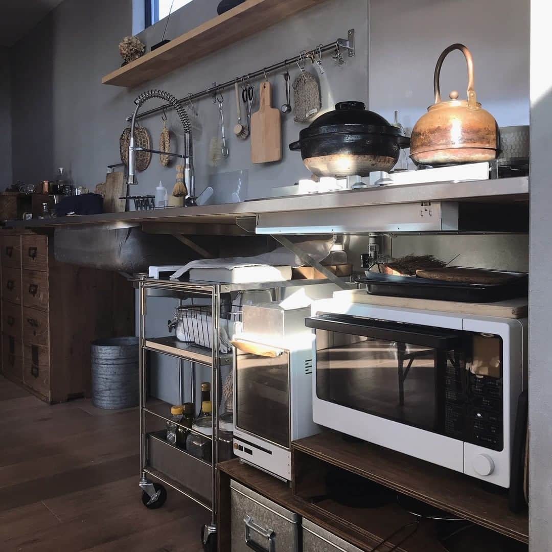 ムクリ［mukuri］さんのインスタグラム写真 - (ムクリ［mukuri］Instagram)「「鮮やかな世界と、色味を抑えた静かな世界」夫婦の調和にこだわったおうちづくり。  最新のキッチンというよりも どこか"台所"と言いたくなるような、 そんなキッチンに憧れを抱く時ありませんか。  質感の異なるモノをうまく組み合わせた @qillilly さんのキッチンはまさにそれ。 シンプルなステンレスキッチンにアンティークの家具、 素材を感じる道具が並びます。  新鮮な野菜もより美味しく感じてしまう台所。 アンティーク家具とアクアリウムが同居する特別な空間。  インテリアの色彩は統一されシンプルな空間の中に、 どこか"生活感"があるおうち。 見ていて心地よい写真ばかり。  インテリアから日々の暮らしについてまで ご紹介していますので、ぜひご覧ください。  ▶ご紹介し記事 https://mukuri.themedia.jp/posts/7750247 「キッチン」のカテゴリーよりご覧いただけます。  #台所 #キッチン #キッチンインテリア #kitchen #おうち #暮らし #日々の暮らし #リビング #ダイニング #台所道具 #古いもの #台所仕事 #古道具 #アンティーク家具 #antique #水槽のある暮らし #マイホーム #注文住宅 #家づくり #シンプルインテリア #日常 #暮らしを楽しむ #丁寧な暮らし #ライフスタイル #シンプルライフ #暮らしの道具 #くらしの編集 #ムクリ」12月7日 21時00分 - mukuri_official