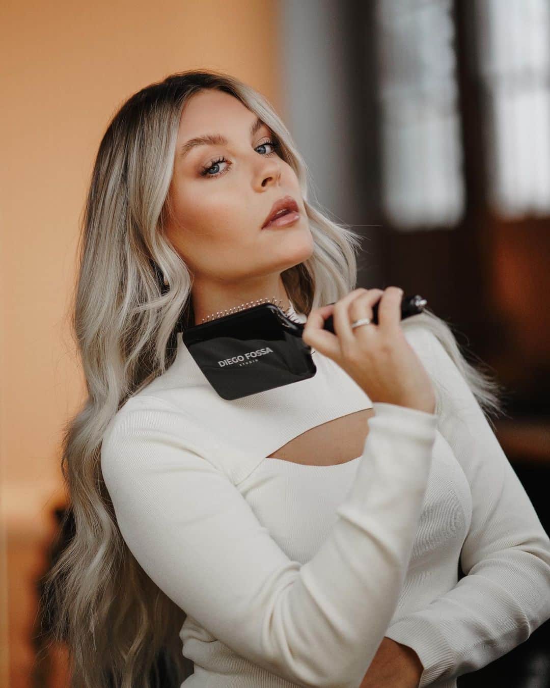 のインスタグラム：「𝐉𝐈𝐍𝐆𝐋𝐄 𝐁𝐄𝐄 🎅🏼✨ - 𝐓𝐀𝐆 𝟕  a n z e i g e  Bock auf Extensions, oder eine neue freshe Farbe? Heute könnt Ihr ein Umstyling mit eurer besten Freundin bei @diego.fossa gewinnen 😏 Unteranderem Verlosen wir 10x das Diego Fossa Styling Set + 10x REDKEN Haarproduktsboxen ☺️ also können heute 10 + 2  Leute gewinnen 🖤  𝗜𝗵𝗿 𝗵𝗮𝗯𝘁 𝗕𝗼𝗰𝗸 𝗮𝘂𝗳 𝗲𝗶𝗻 𝗸𝗼𝗺𝗽𝗹𝗲𝘁𝘁𝗲𝘀 𝘂𝗺𝘀𝘁𝘆𝗹𝗶𝗻𝗴 𝘃𝗼𝗻 𝗗𝗶𝗲𝗴𝗼 𝗙𝗼𝘀𝘀𝗮 ? 𝗗𝗮𝘀 𝗺ü𝘀𝘀𝘁 𝗜𝗵𝗿 𝘁𝘂𝗻 :   So nimmst du teil:  1️⃣ Folge MIR & @diego.fossa 2️⃣ Dieses Bild LIKEN 3️⃣ Kommentiere einen Emoji (DU kannst auch mehrfach kommentieren, JEDER nimmt teil) 💪🏻   Die Gewinner werden morgen unter meinem Post von  𝐓𝐀𝐆 8 bekannt gegeben - ihr habt 24 Stunden Zeit, ALSO BEEILT EUCH 😍 Ganz viel Glück! 🖤  Teilnahmebedingungen: www.keinhype.de/teilnahmebedingungen-dagi」