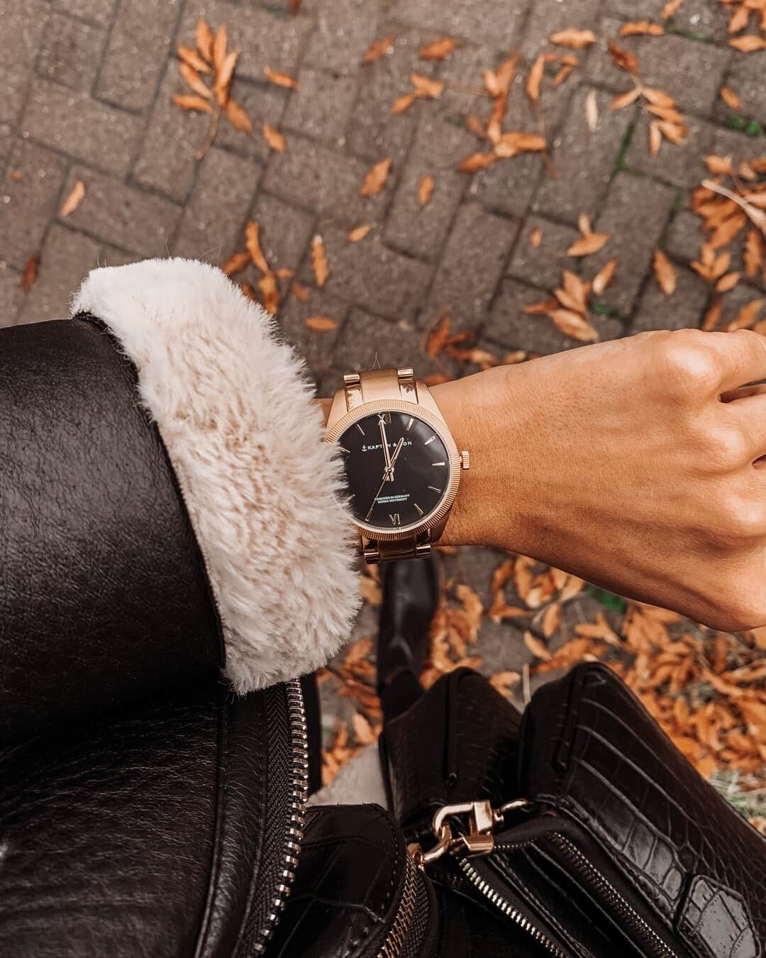 Kapten & Sonさんのインスタグラム写真 - (Kapten & SonInstagram)「'Time for change.' 🍁 Season changed and we're getting slowly into Christmas mood - what about you? ❄️ Our watch Crush Gold “Black Steel“ is the perfect accessoire for your cozy winter outfits. 💫 @_misslively_ #bekapten #kaptenandson⁠ .⁠ .⁠ .⁠ #watch #inspiration #autumn #winter #fashion #style #inspo #coldseason #xmas #christmas #specials」12月7日 21時01分 - kaptenandson