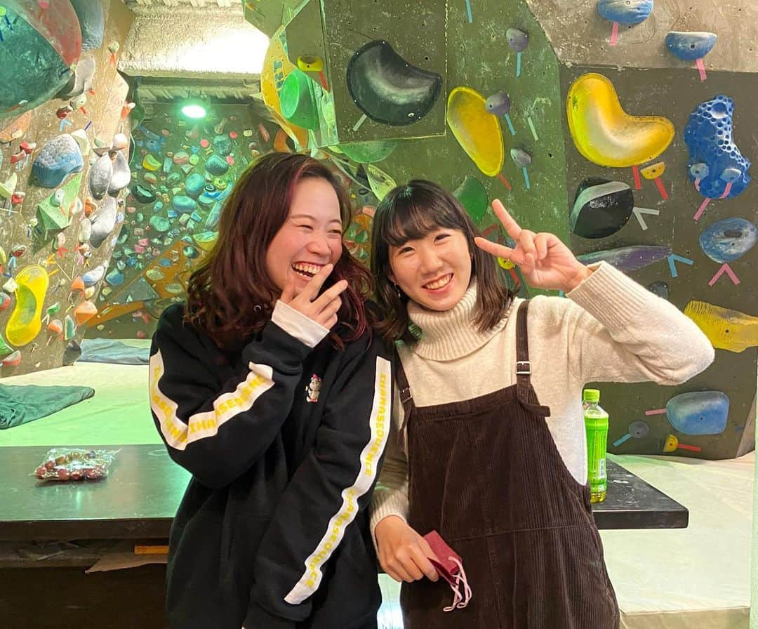 尾上彩さんのインスタグラム写真 - (尾上彩Instagram)「It’s great to see you again @ayary_sakamoto 🥰💓 ・ 京都の思い出その①🌱 あやりちゃんとかなり久々の再会🥰💓 元気出たー！！ @ihanasequence_official のステッカーとバッチが可愛い❣️ありがとう😊 ・ @patagoniajp @patagonia_climb #climbing #bouldering #climblikeagirl #クライミング #ボルダリング」12月7日 21時01分 - aya_onoe