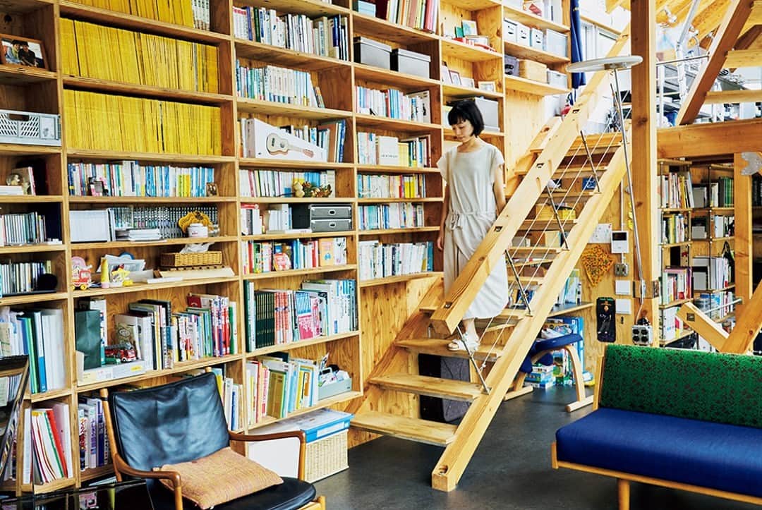 &Premium [&Premium] magazine.さんのインスタグラム写真 - (&Premium [&Premium] magazine.Instagram)「最新号「住まいを楽しむ、暮らし方」発売中です。 1階から2階にかけての壁一面を本棚にした、建築家の山田紗子さん（@yamadasuzuko）。息子の絵本や母の資料本、夫のノンフィクション本などが、きっちり区分けされることなく並んでいました。（→p.56） photo : @akikobabaakiko #andpremium #アンドプレミアム #住まいを楽しむ暮らし方 #山田紗子 #建築家 #本棚 #角材 #造作本棚 #mysweetesthome #建築家の家」12月7日 21時01分 - and_premium