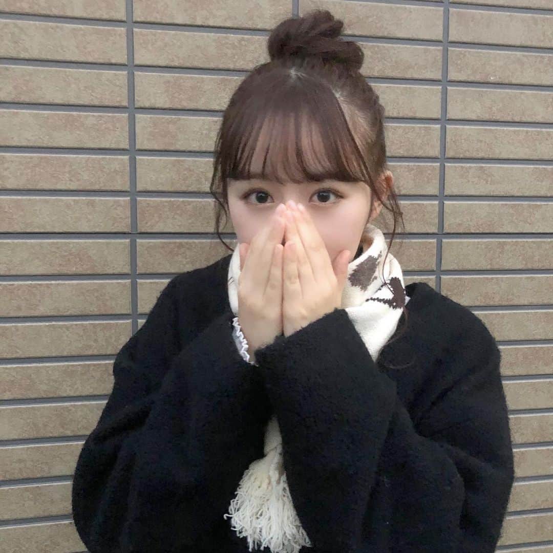 伊藤小春のインスタグラム：「・﻿ 12月になったのでマフラーデビュー🧸❤️﻿ ﻿ ﻿ このマフラー変わった柄でしょ！？﻿ キーウィなの！鳥の！笑﻿ ﻿ ﻿ おじいちゃんがニュージーランドに行った時に﻿ お土産で買って来てくれました♪﻿ ﻿ ﻿ 3枚目、手を息で温めているように見えますが﻿ 実際はあくび中です、、笑」