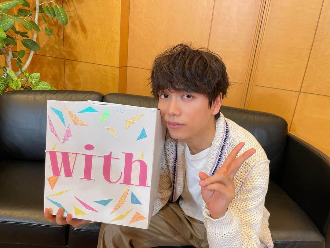 withさんのインスタグラム写真 - (withInstagram)「withOL大賞インスタライブウィーク第9弾🌈🌈 いく様のインスタライブ、いかがでしたかでしょうか！？  面白くて楽しくて、あっという間の30分！！ 現場でスタッフは声を殺して大笑いしていました🤣🤣(笑い声が入り込んでしまってるところはご愛嬌でお願いします。楽しすぎたんです。笑)  配信では、連載の裏話、ドラマの秘話、好きなミュージカル、年末年始の過ごし方など…みなさんからの質問にたくさん答えていただきましたよ😌💕  またいく様とこんな素敵な企画できたらいいな〜！ 見逃してしまった方や、もう一度見たい方は…ぜひIGTV投稿よりご覧ください🙌✨  #山崎育三郎 #いく様 #いっくん #いっくんファンと繋がりたい #育三郎さん #インスタライブ #ol大賞 #withol大賞 #withol大賞インスタライブウィーク #with1月号 #1936テレビ #musicfair #昭和元禄落語心中 #全部楽しみ」12月7日 21時06分 - with_mag_official