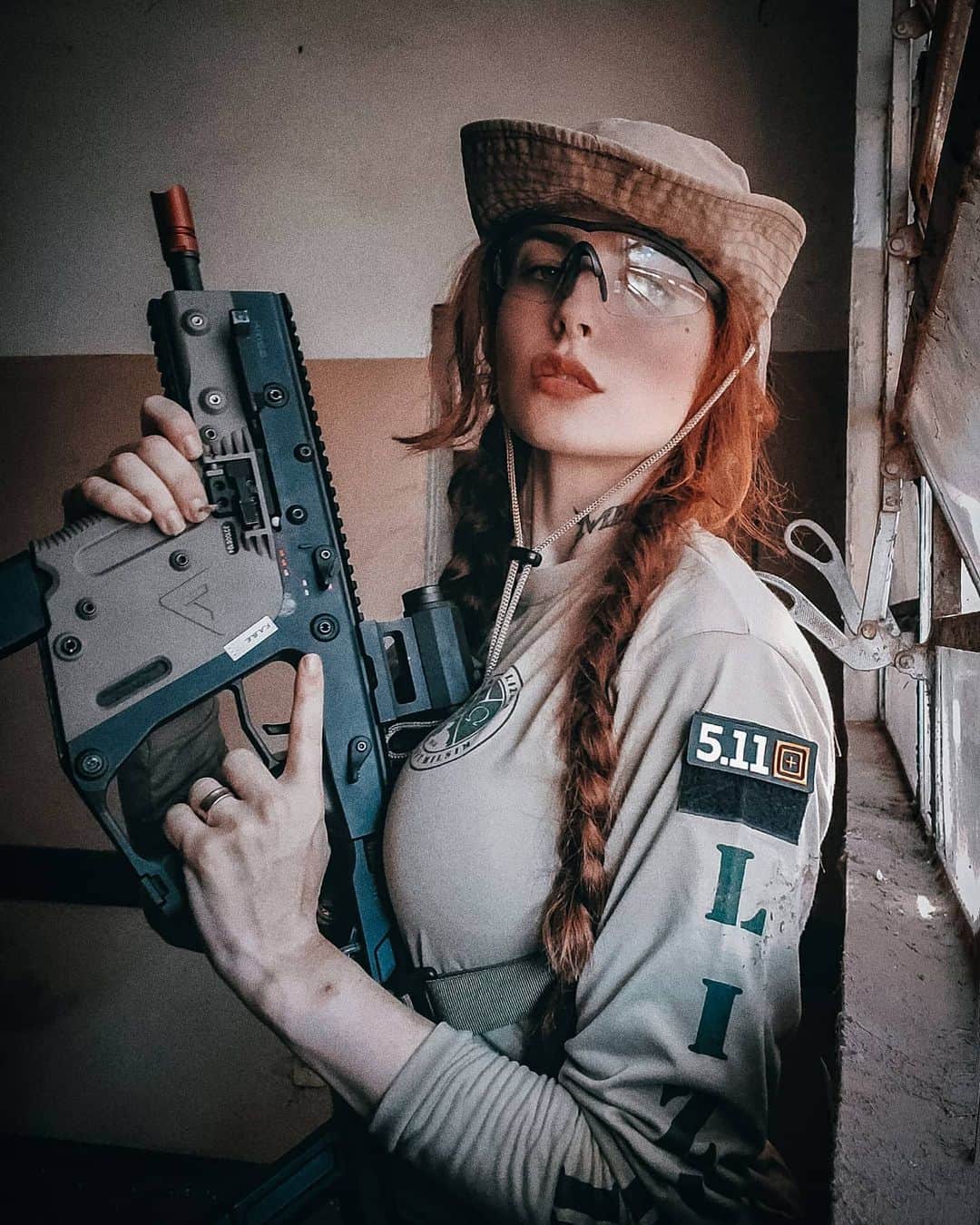 Anna Vargasのインスタグラム：「🤘🏻 . Parceiros: EQUIPAMENTOS TÁTICOS: @511tacticalbrasil . MUNIÇÃO: @spartanairsoftmunition . TREINAMENTOS TÁTICOS: @fhtreinamentosespeciais . MIRAS: @mundomira . PATCHES BORDADOS: @1ciadistintivosoficial . SITES: @sitevipinternet . CAMISETAS: @teamsix.brasil . #airsoft #airsoftbrasil #milsim #airsoftgirl #tactical #tacticool #military #airsoftcommunity #girlsandguns」