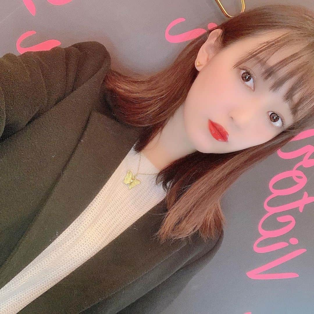 中村優香のインスタグラム：「𓊆サブスク美容𓊇  いきなりですが… 美容ってお金かかるよね… 男女関係なく、 美容院、脱毛、エステ、ネイル、etc‎𓄶 ☾ 𓄶  そこで朗報です。  音楽とか動画配信サービスに続き なんと定額制で美容系のサービスが 毎月受け放題なサイトがꕀ♡˒˒  その名も  ꒰ viday ꒱ ( @viday_official )  今回アンバサダーに 就任させていただきました(*¨*)   月額9,000円〜都内の美容サロンに 通い放題なんだよー！！！  早速この間セルフエステに行ってきたから、 また明日レポします( ˘ω˘)  ご興味ある方はDMくださいっ♡ 本当に最高すぎるサービスだ…。しみじみ  ちなみに… 最近流行りのサブスクリプション、 私はこの意味を知らず つい最近母親に教えられました… 現代を生きているはずなのに( ；∀；)  #yuuka🐶 #viday #美容サブスク #ミルダム配信 #ビール女子 #サロンモデル東京#bijo_post #ポートレートモデル #beauty #fashion #サロモ #サロンモデル #美脚 #美脚モデル #ビジョビ #ビジョビジョ #ミディアム #ミディアムヘア #ミディアムヘア女子  #セルフィー女子 #女の子 #オルチャン #カワイイ #キャバ嬢 #girl #woman #selfie #cute #kawaii #lobhair」