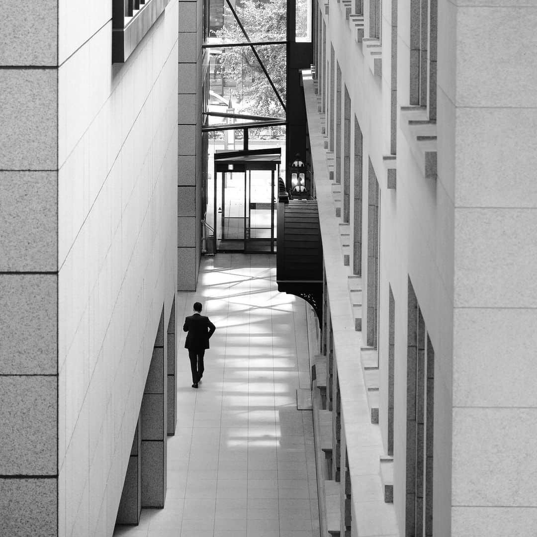 naotakeのインスタグラム：「オフィス・ワーカー - An office worker / X-T2 & Snapseed, 20201208 . . 通販の買い物が故障し返品手配のためヤマトの営業所へ。久しぶりのAmazon返品作業はシステマチックであっけなく終わった。 . . #spicollective #royalsnappingartists #infamous_family #rsa_main #infinity_photo_cult #2_fineart #jp_gallery_member #jp_gallery_bnw #trb_bnw #wp_bnw  #bnw_life #bnwlife_member #bnw_life_shots #bnw_captures #world_bnw #top_bnw #team_jp_ #team_jp_モノクロ #ig_energy_bw #ig_nihon #streetphotographybnw #igersjp #blackandwhite #bnw #bnwphoto #monochrome #bw #bnwphotography #fujifilm_xseries #今日もx日和」