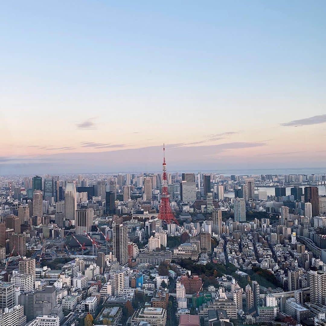 のインスタグラム：「森美術館の後に次の予定まで﻿ 時間があったからカフェ◎﻿ ﻿ 東京タワーもスカイツリーも見える﻿ 特等席でコーヒー飲みました☕️﻿ ﻿ ﻿ なんか東京に住んで2年半﻿ 後何年、東京に居るかな〜〜﻿ ﻿ もしかしたら生涯東京かも知れないけど。笑﻿ ﻿ とか話して、帰り道に﻿ 友達に車で回って貰って﻿ スカイツリーも見ておいた✊笑 ﻿ TOKYO2020 で書いてあった♡﻿ ﻿」