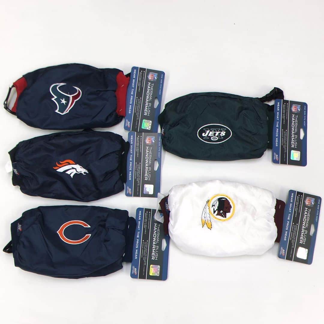 セレクションスタッフのインスタグラム：「.﻿ 今年も入荷NFL #ハンドウォーマー﻿ ﻿ 全チームではないですがこちらのチーム分入荷です♡﻿ 在庫があるうちに🛒❤️﻿ ﻿ ﻿ #nfl #アメフト #アメフトが好きだ #ナイキ  #スポーツコーデ #セレクション新宿 #セレクション大阪 #アメリカンフットボール #社会人アメフト #草アメフト #ハンドウォーマー #温活 #冷え性対策 #テキサンズ #レッドスキンズ」